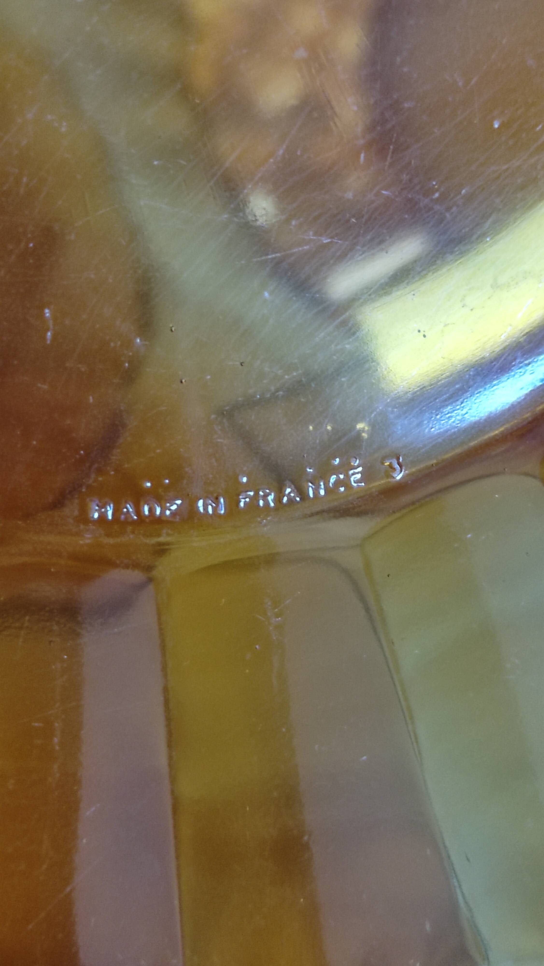 Fifteen amber Duralex model Marguerite plates