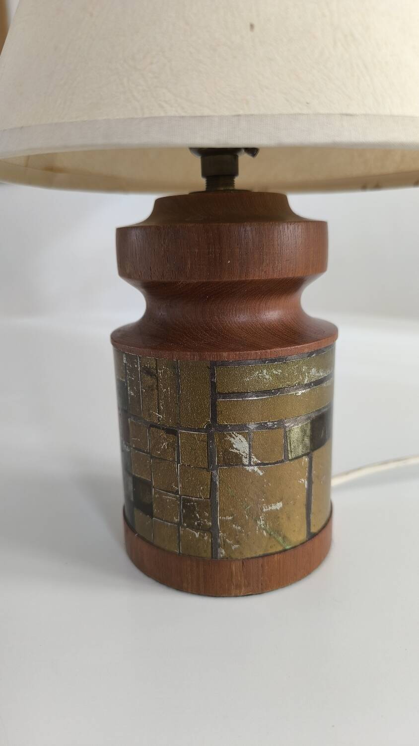 Table lamp in turned wood