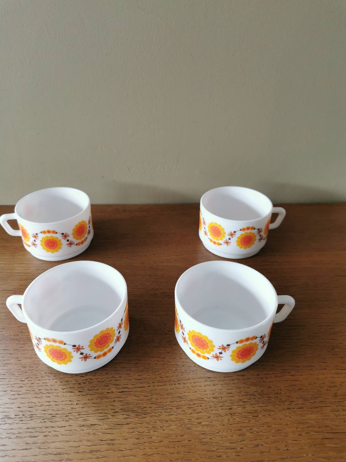 Suite of 4 large vintage cups