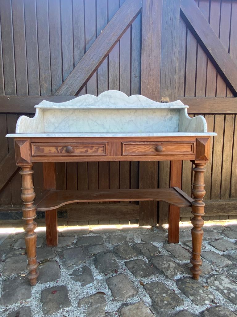 Toilet table in pitchpin and marble