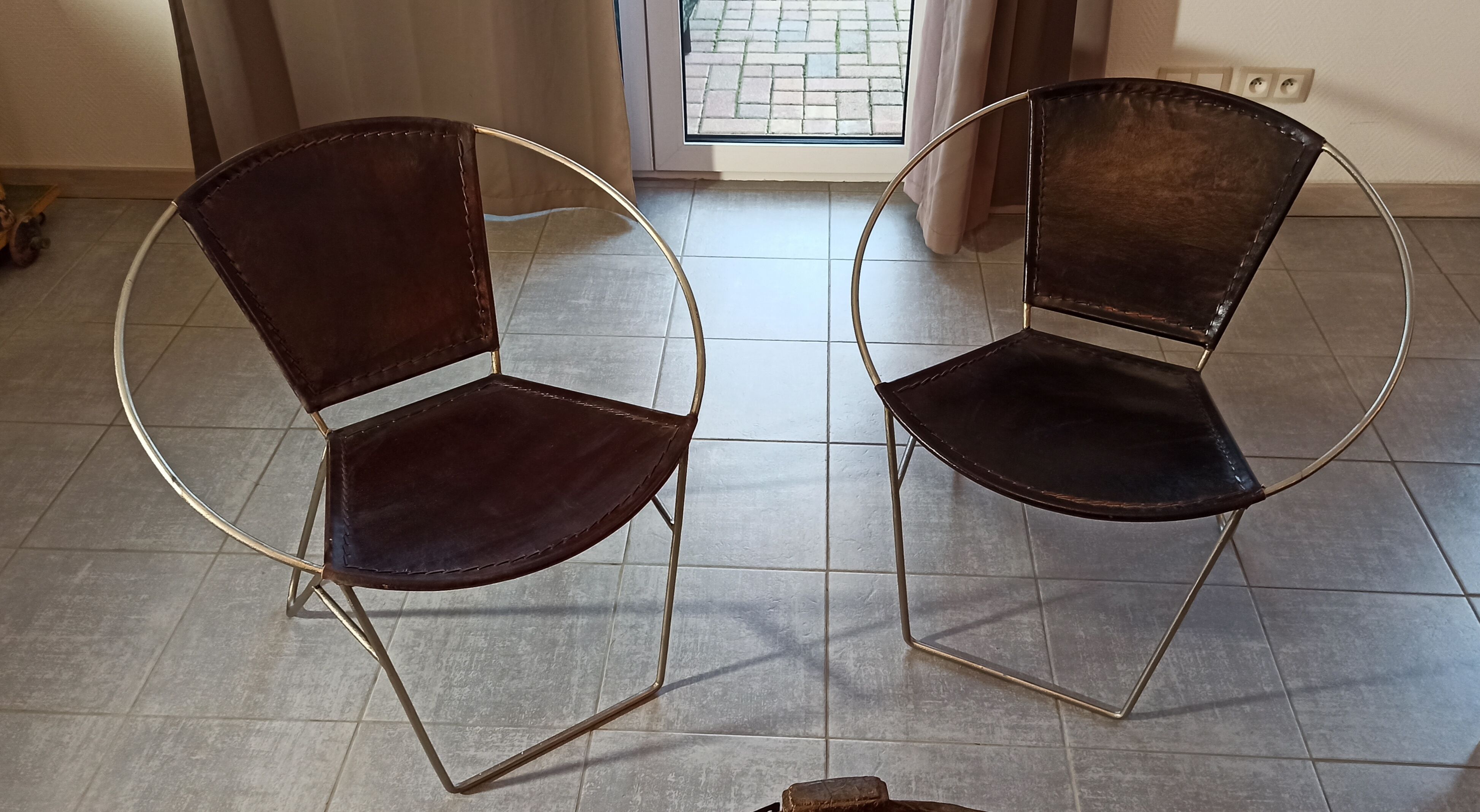 Paire de fauteuils en cuir marron foncé