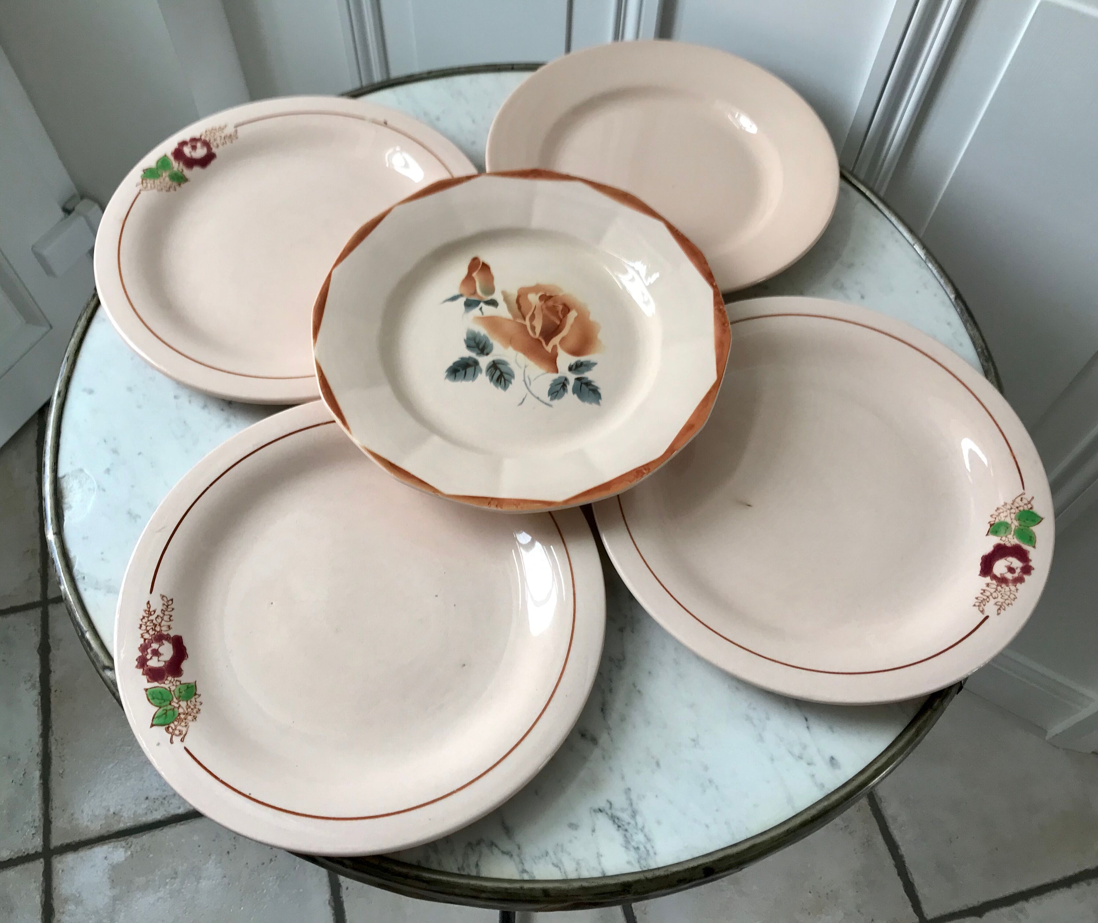 Set of 5 flat plates powder pink Digoin Sarreguemines and Longwy years 30-40