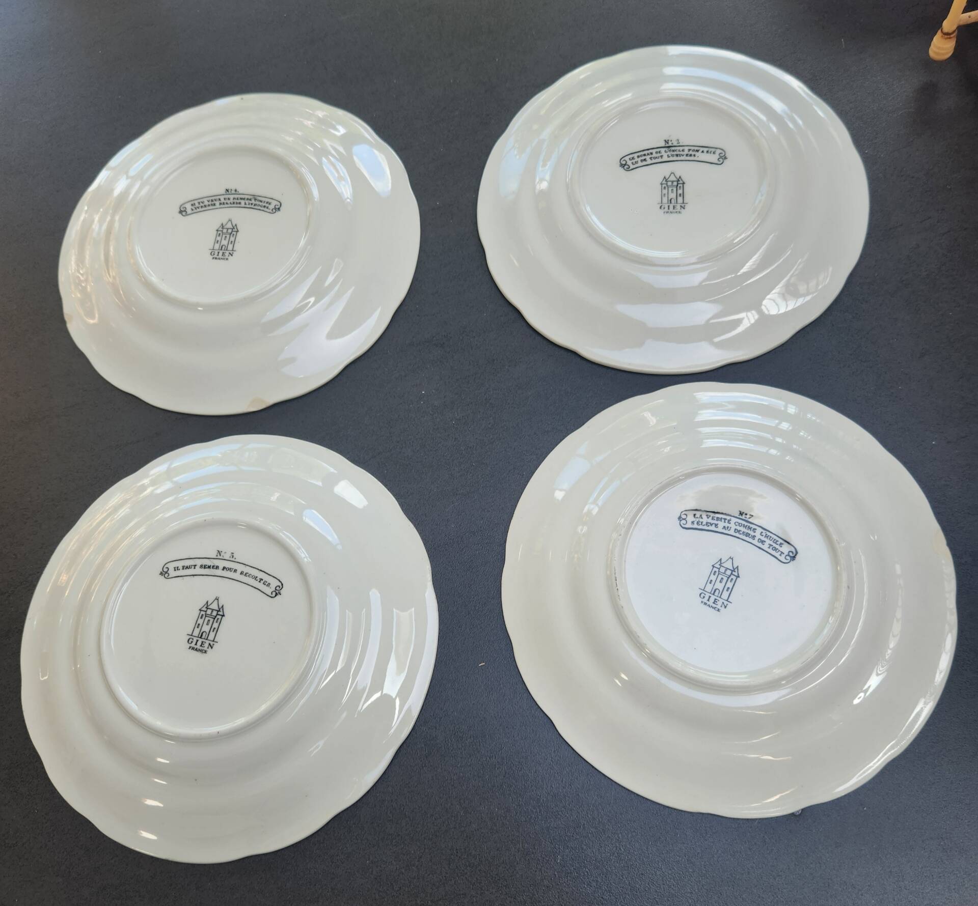 4 talking dessert plates Gien: Riddles
