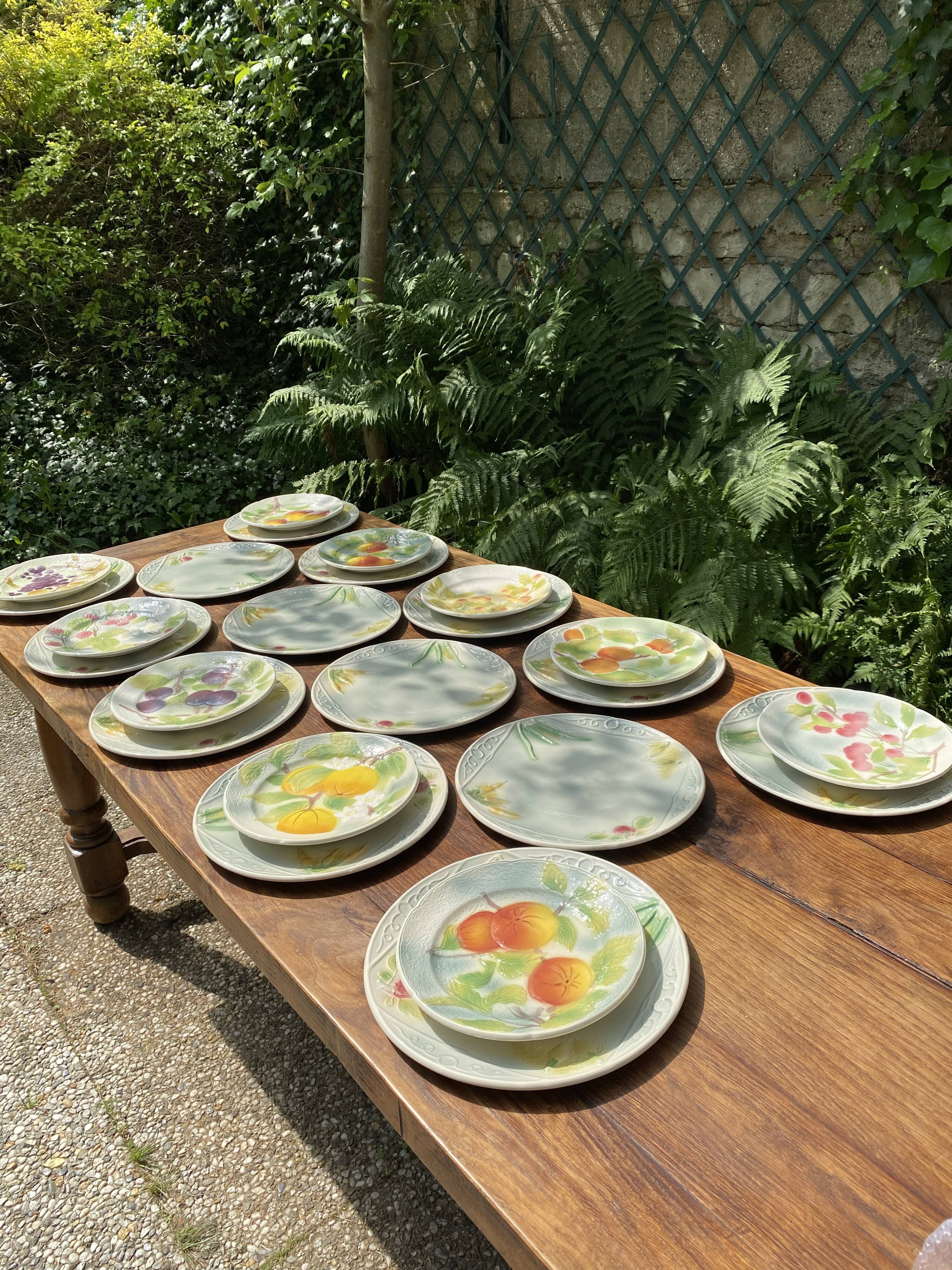 Service 10 plates and 14 sub-plates St Clement