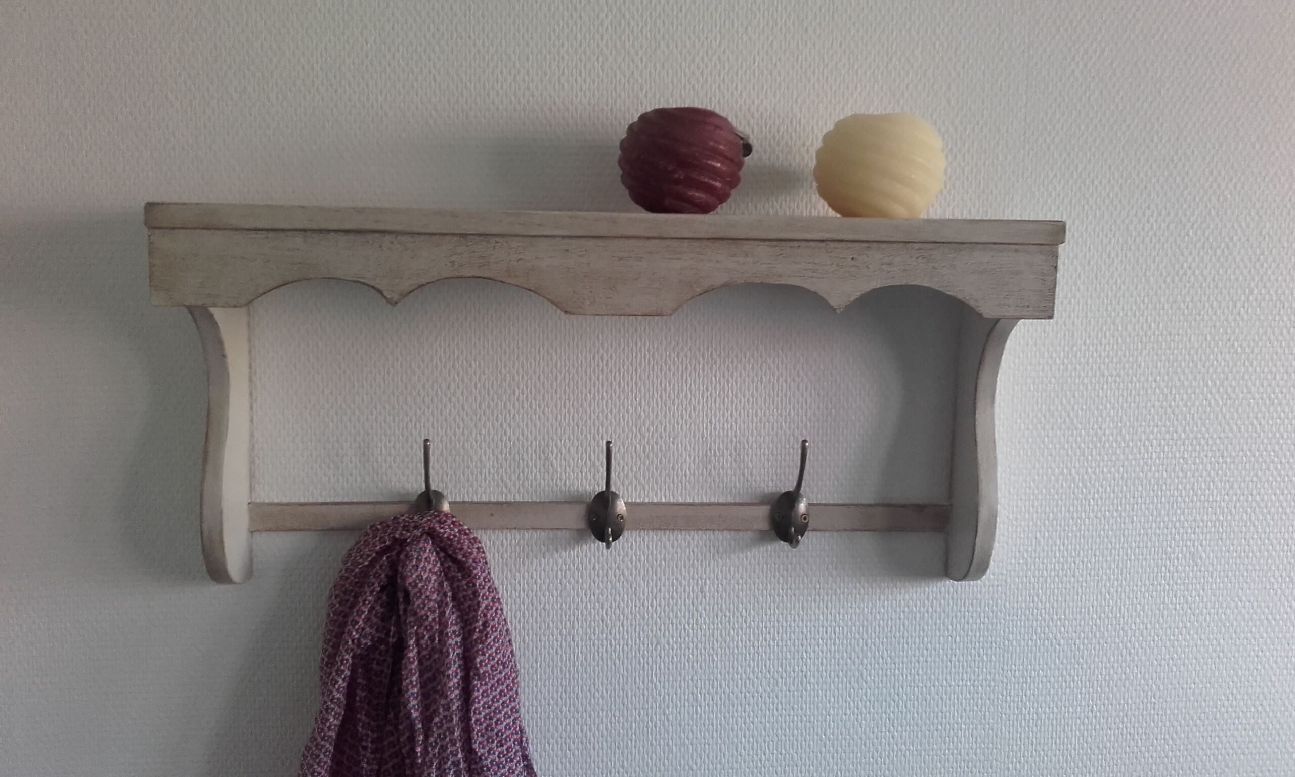 Shelf with brass pads
