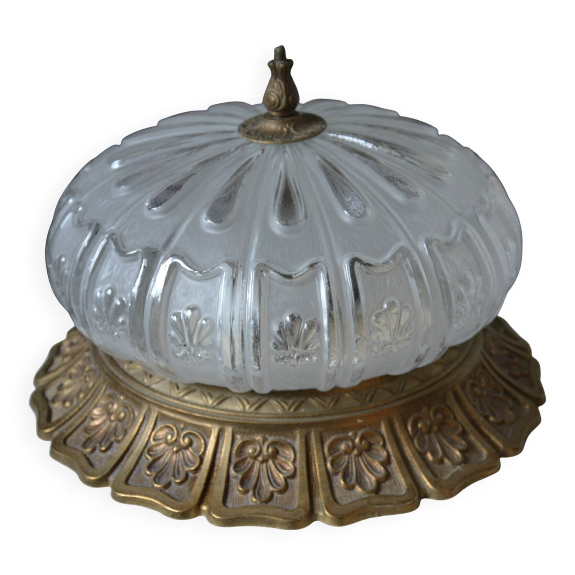 Ceiling light in brass and chiseled glass