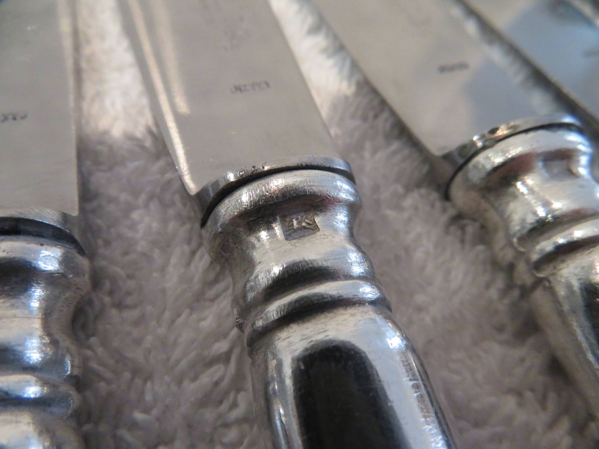11 silver-plated dessert knives, Ercuis goldsmith, Roses model, Louis XVI style