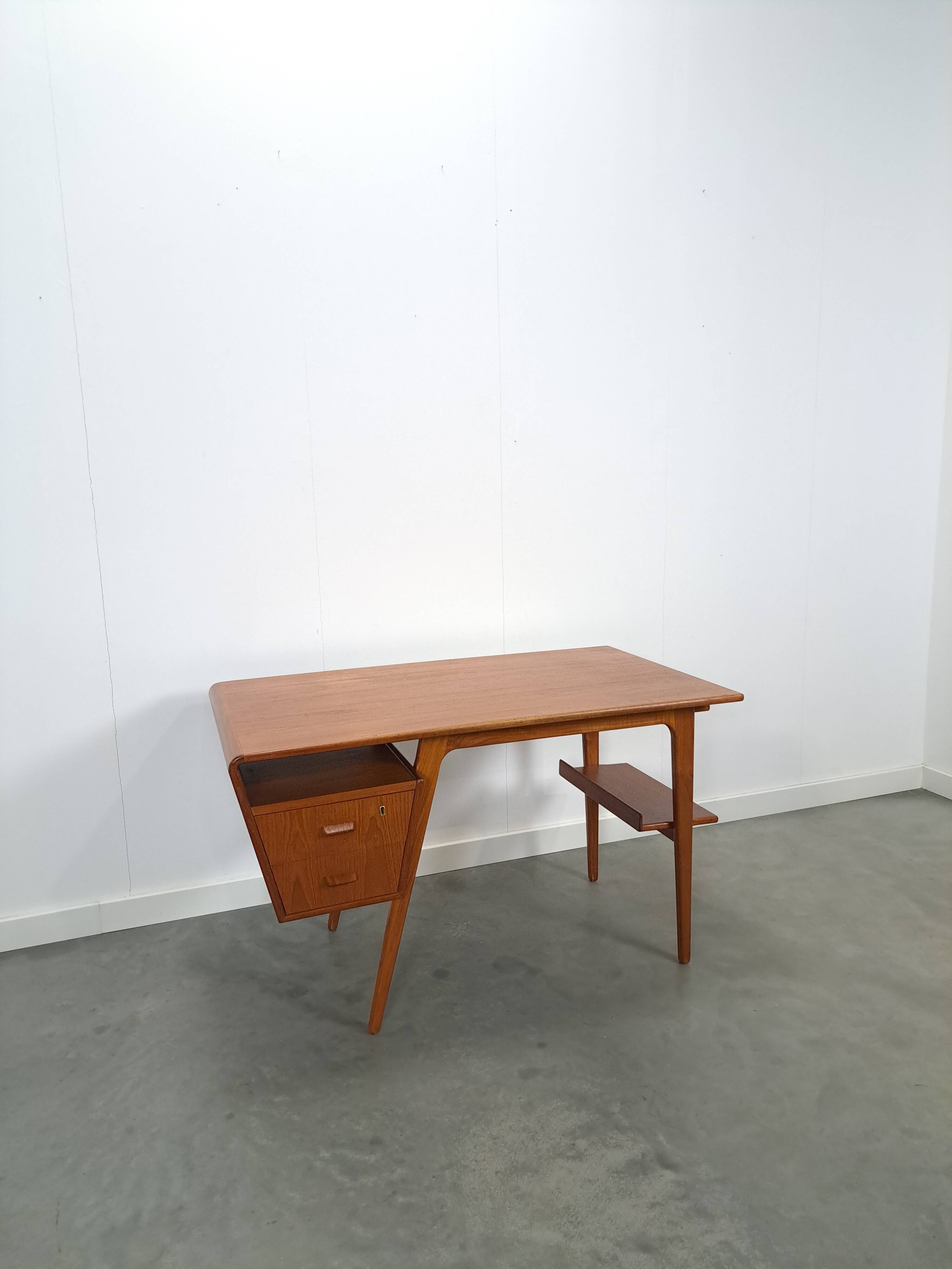 Teak vrijstaand partner bureau met schuine vormen, lades en extra werkblad