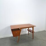 Teak vrijstaand partner bureau met schuine vormen, lades en extra werkblad