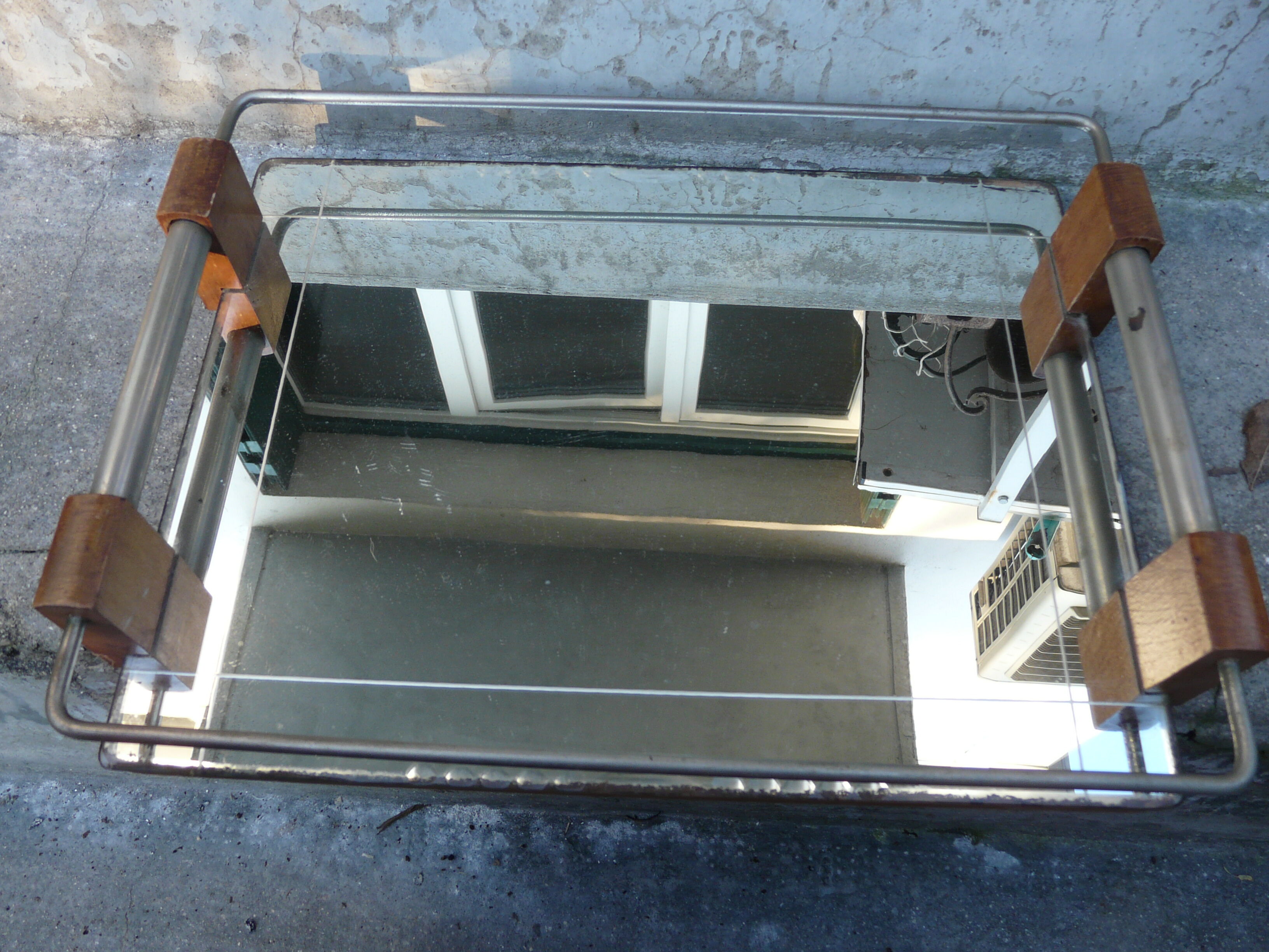 Plateau de service en bois et miroir