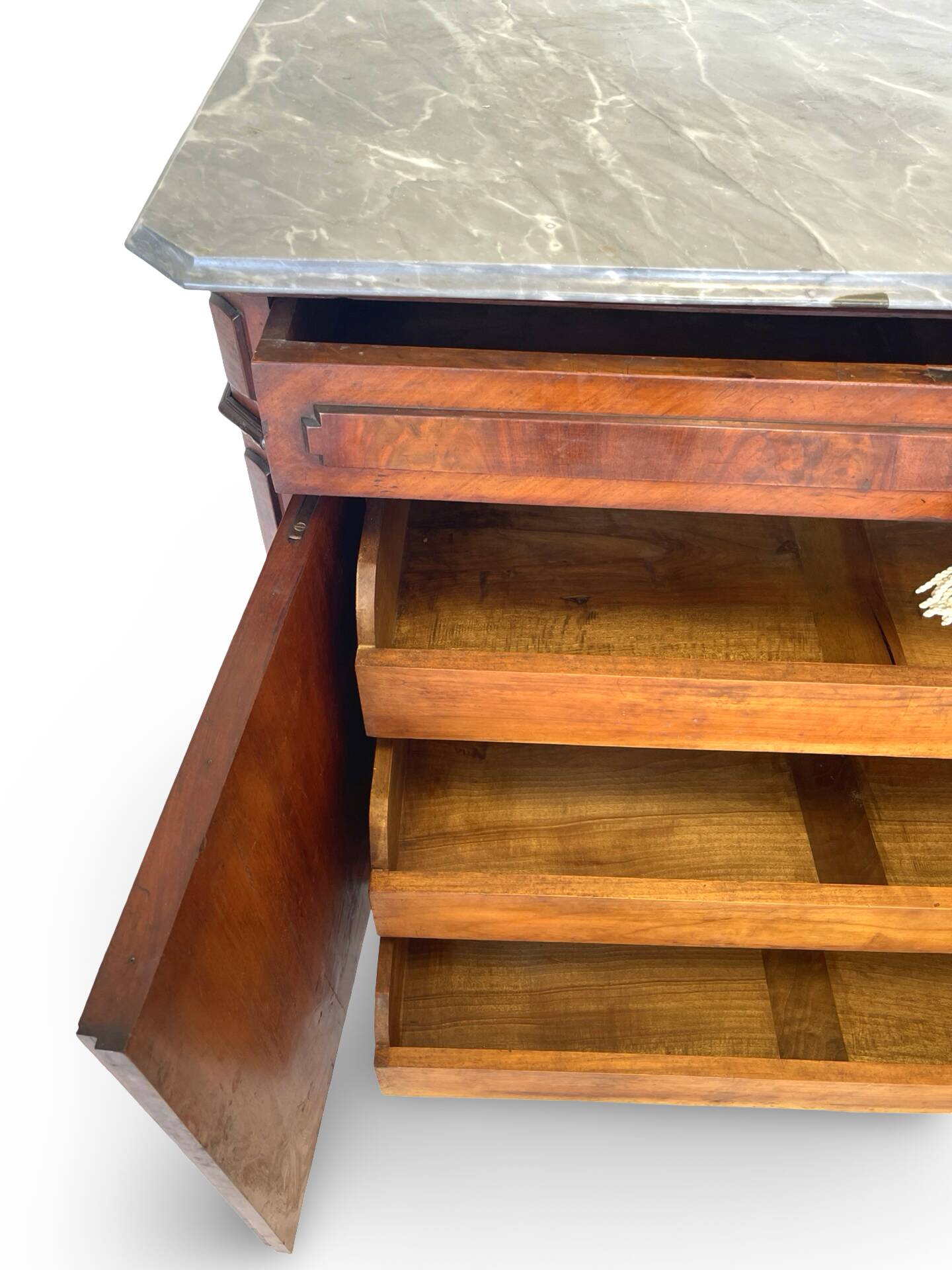 Commode Umbertino en acajou et noyer, 19e siècle.