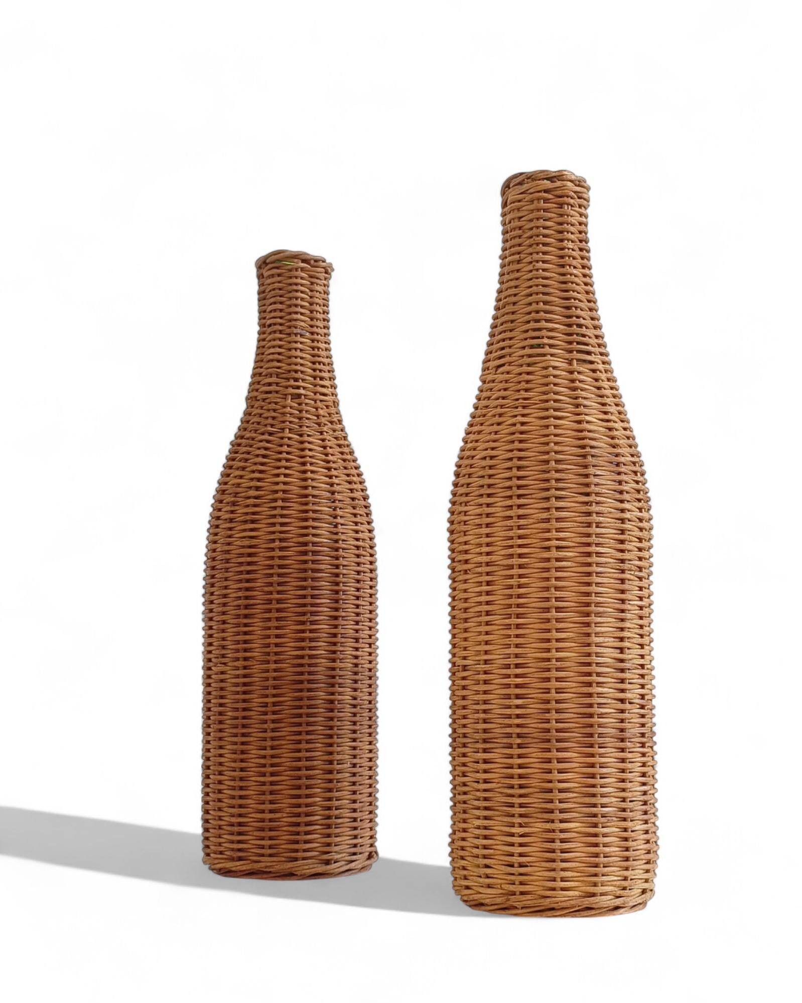 Bouteilles en verre en osier rustiques faites à la main, milieu du 20e siècle, France