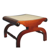 Pouf ottoman de style colonial anglais, en teck massif, avec assise en rotin viennois, milieu du XXe siècle.