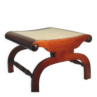 Pouf ottoman de style colonial anglais, en teck massif, avec assise en rotin viennois, milieu du XXe siècle.