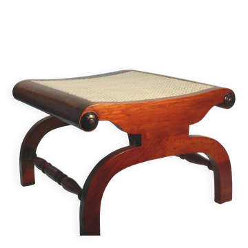 Pouf ottoman de style colonial anglais, en teck massif, avec assise en rotin viennois, milieu du XXe siècle.