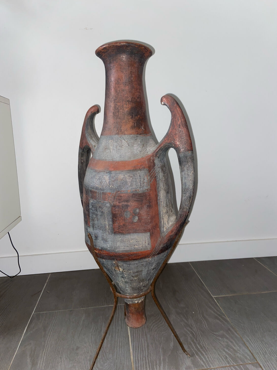 Ancient Kabyle amphora in terracotta.