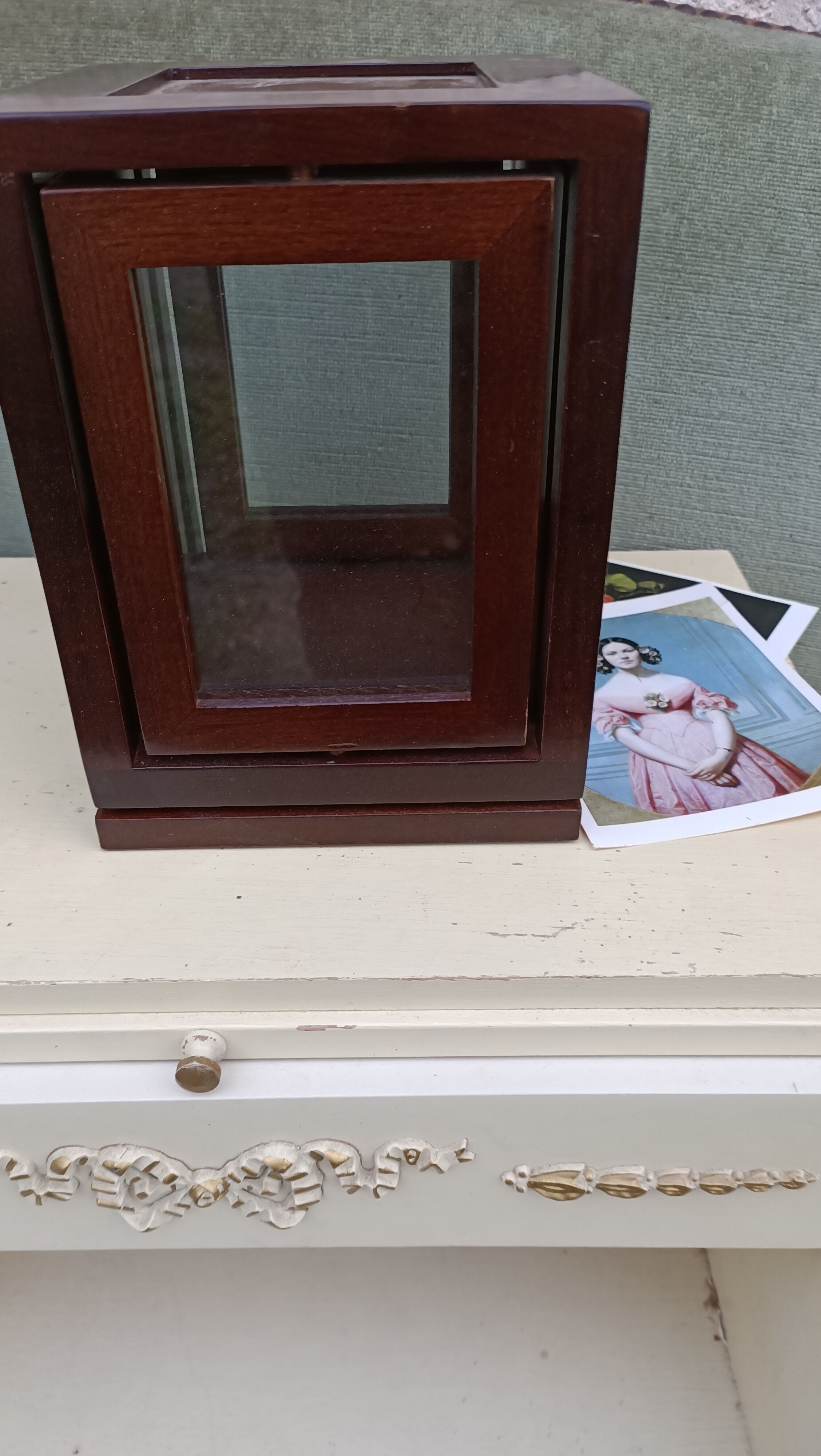 Display swivel photo frames