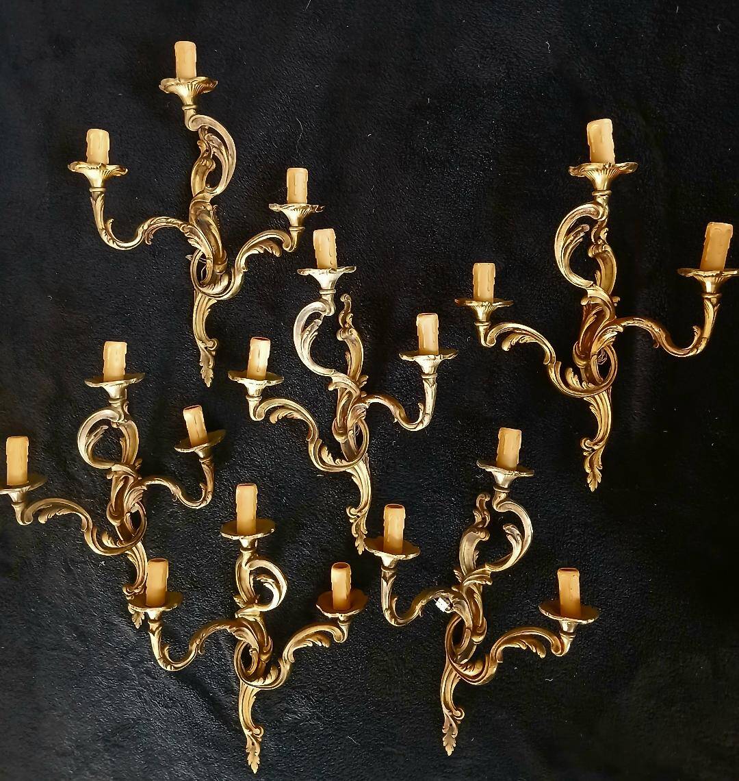 Important lot of bronze wall lights in the Louis XV rococo style.