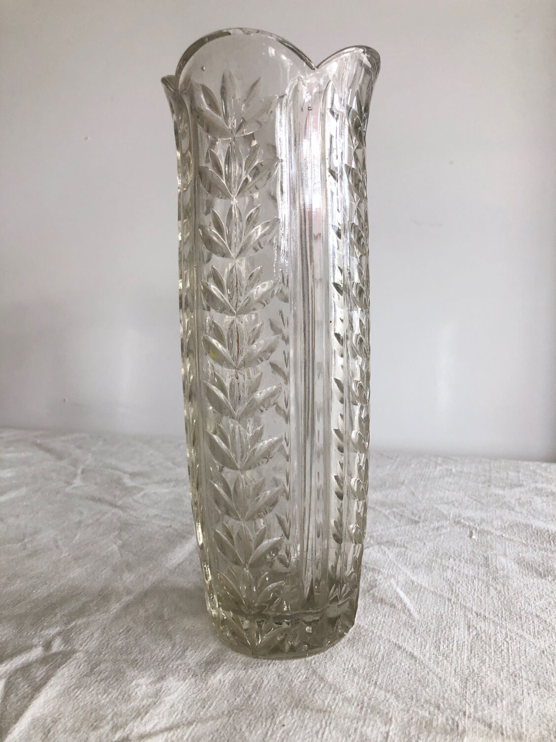 Vase in cut and chiseled glass vintage