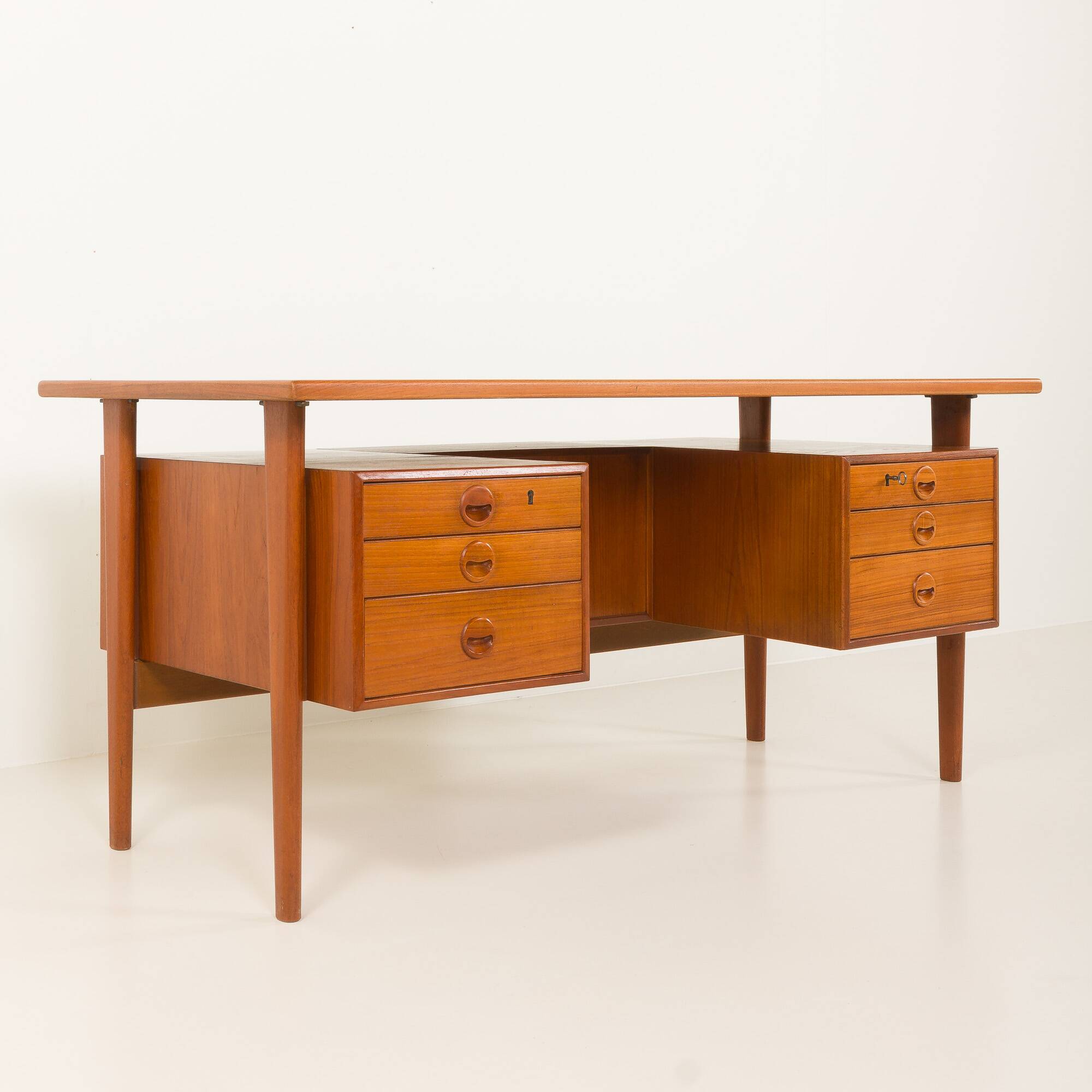 Bureau de direction danois en teck attribué à Kai Kristiansen, années 1960