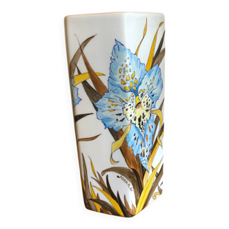 Vase en porcelaine de limoges signé