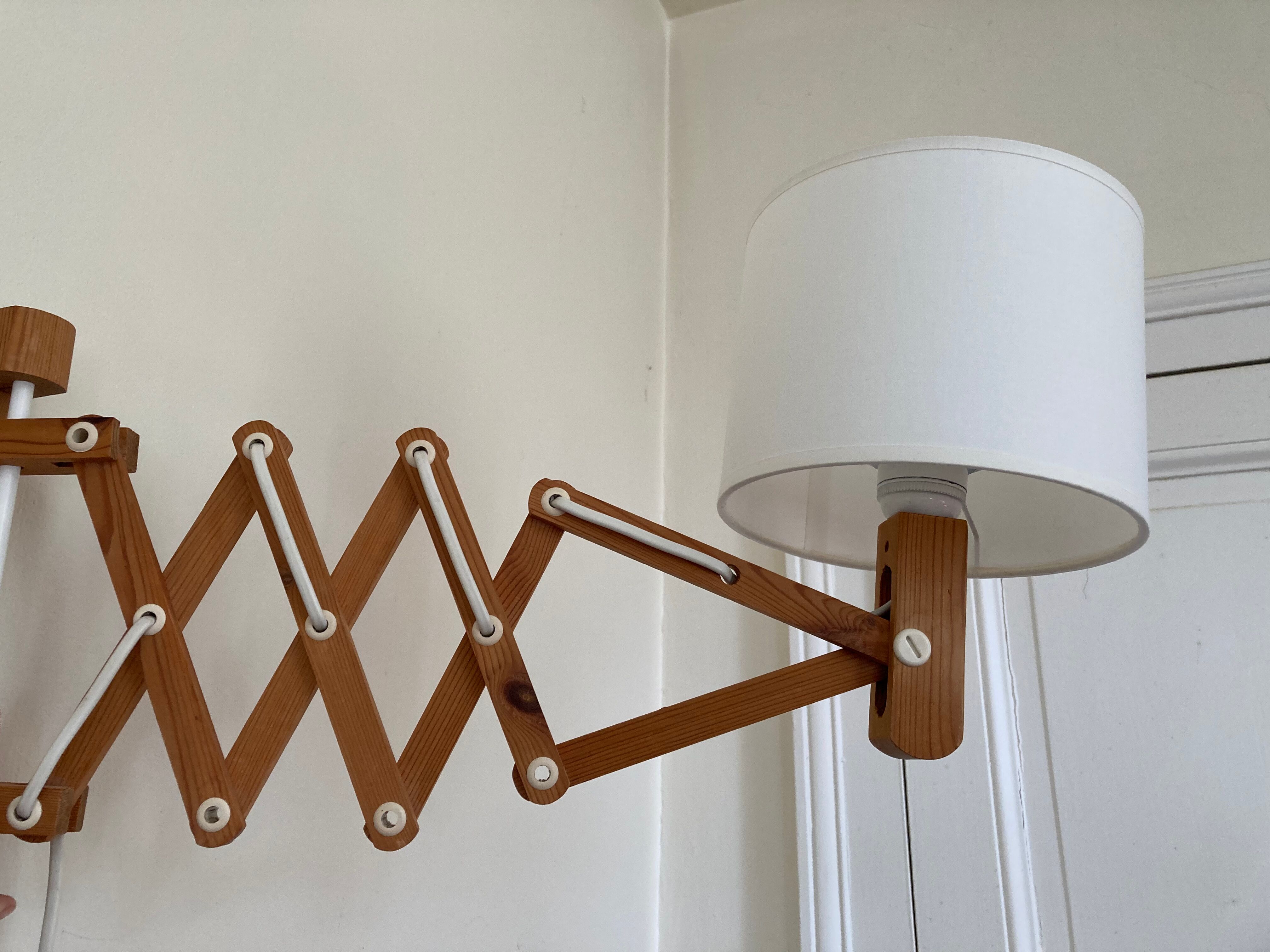 Extendable wall lamp in Scandinavian wood