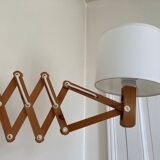 Extendable wall lamp in Scandinavian wood