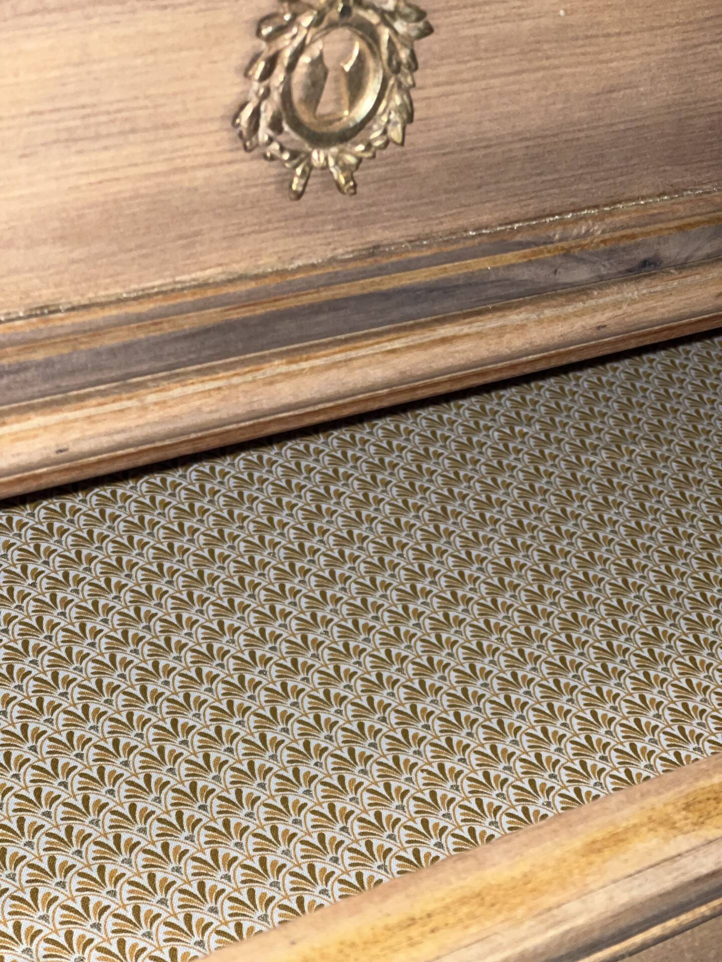 Classic chest of drawers