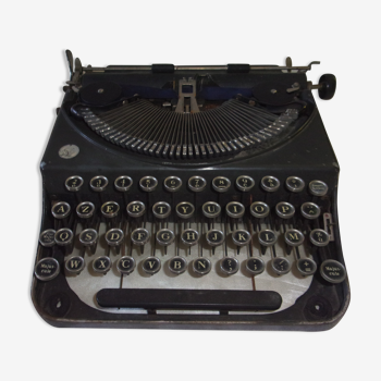 Ancienne machine à écrire en métal