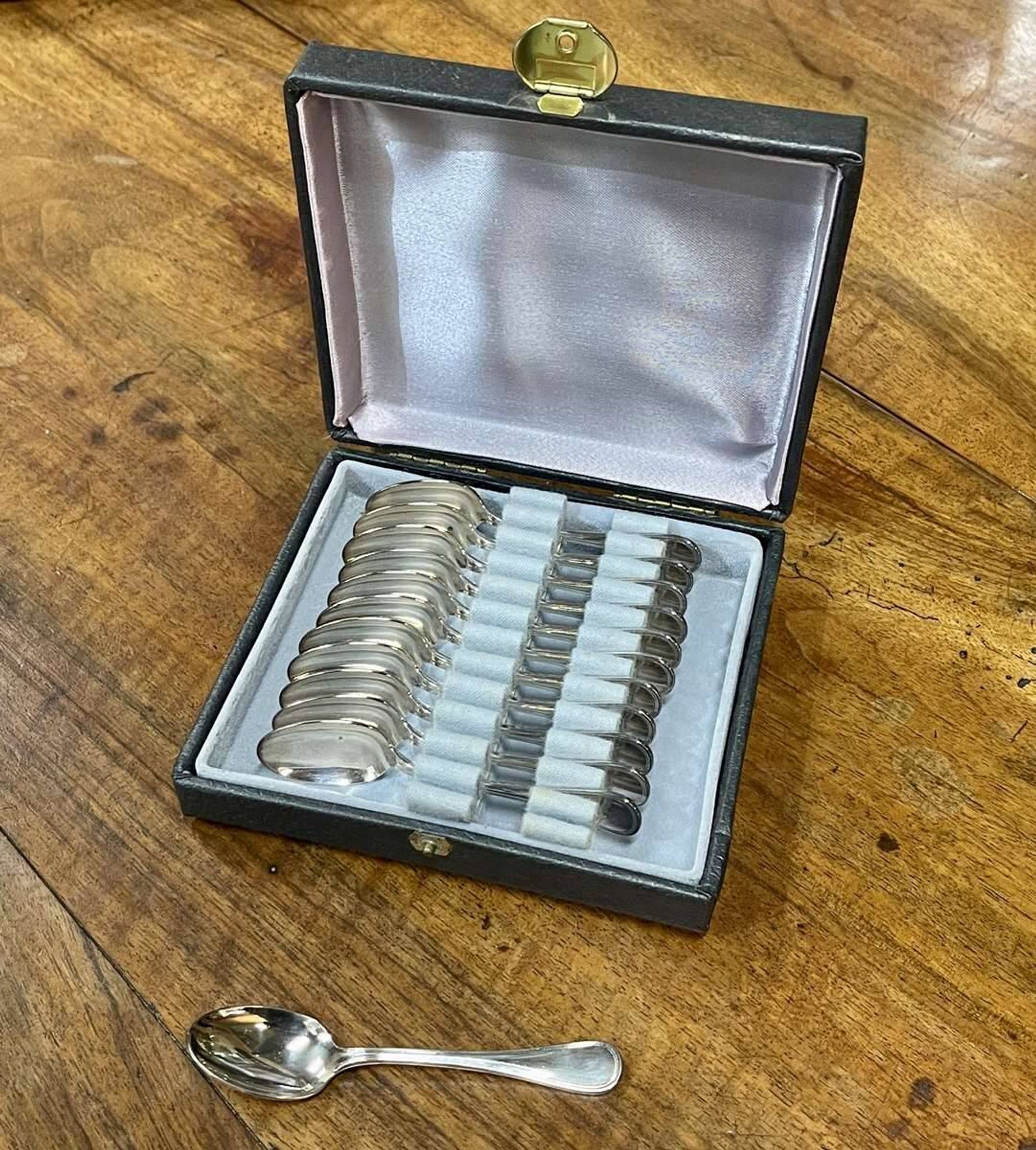 Series of 12 teaspoons in silver metal with their box