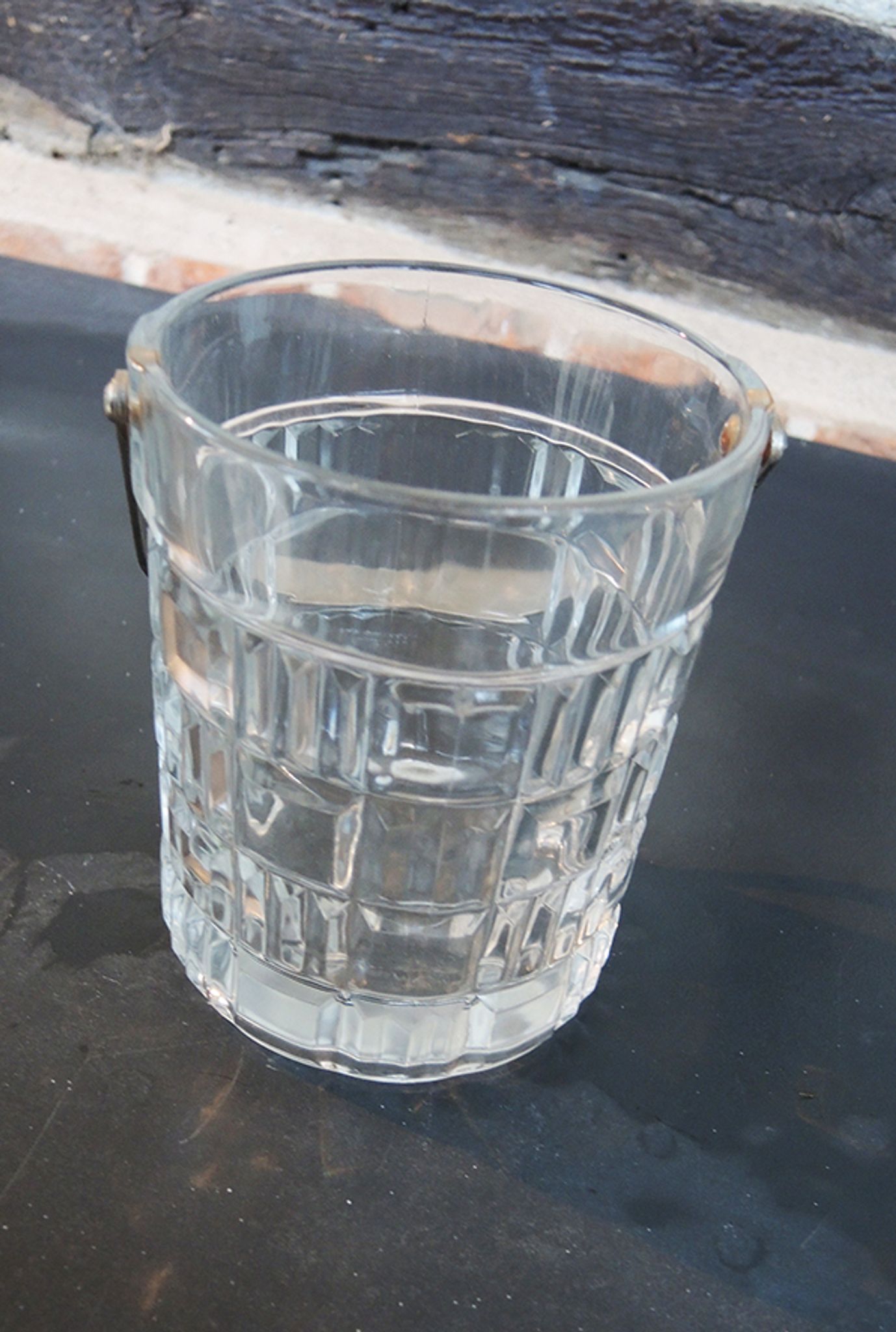 Seau à glace verre taillé et metal chromé