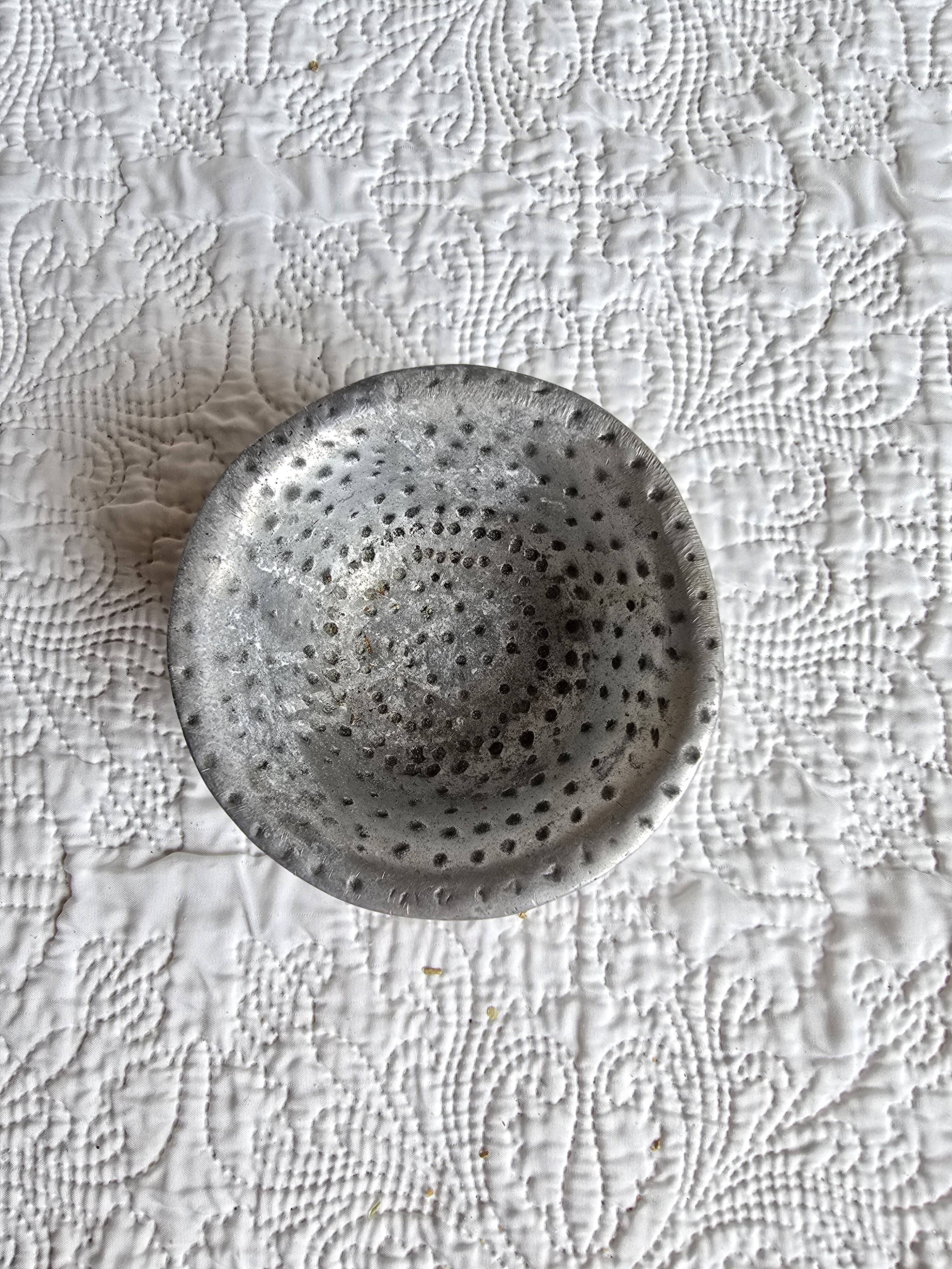 Vintage tripod bowl in hammered metal – brutalist catchall