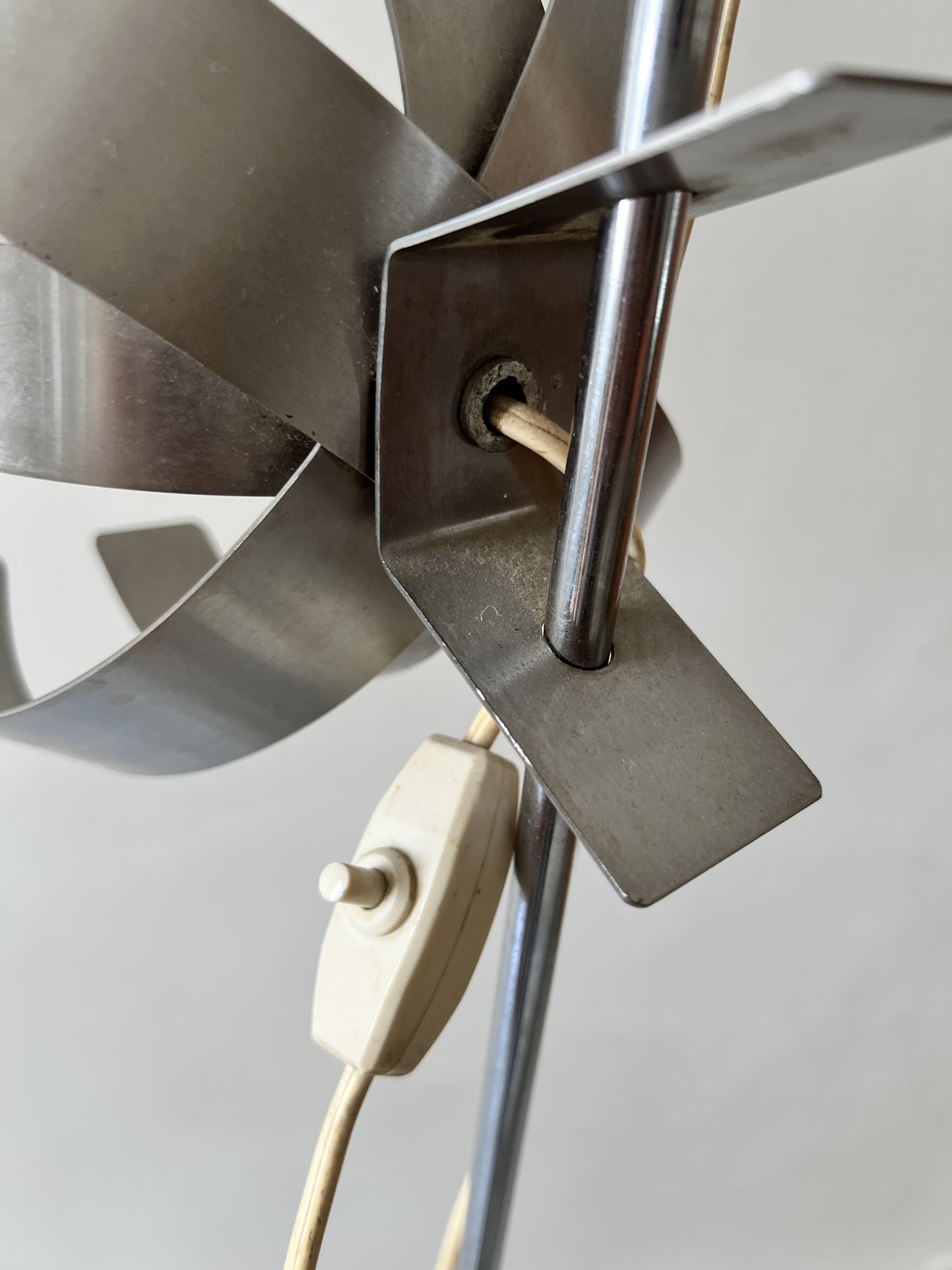 Jocelyn Troche (XXe siècle) Lampadaire fleur en acier chromé, design 1970