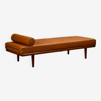 Hans J. Wegner GE19 Daybed en teck et cuir camel pour Getama Danemark 1960