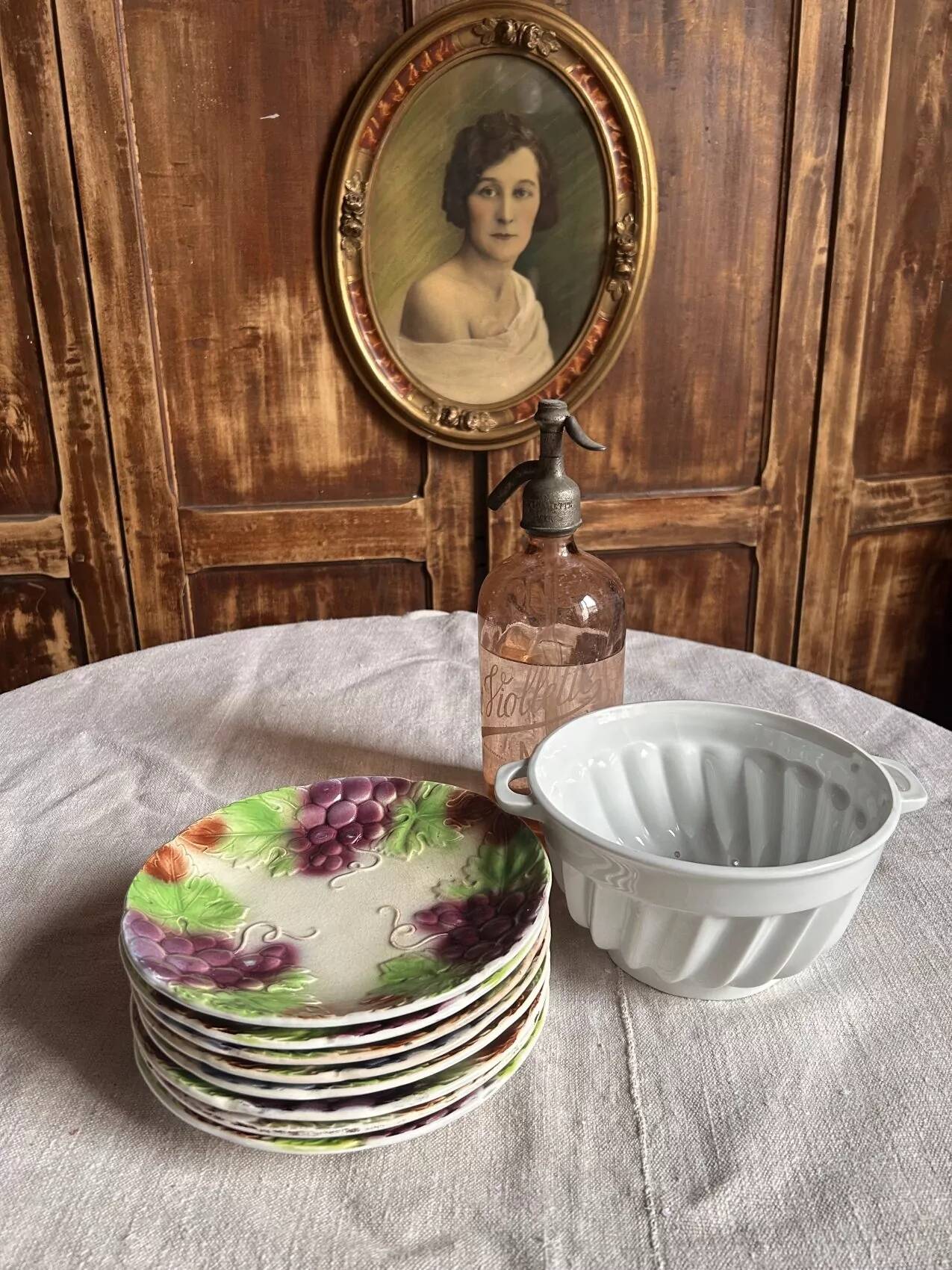 Set of eight flat dessert plates in barbotine earthenware with grape decoration – circa 1900.