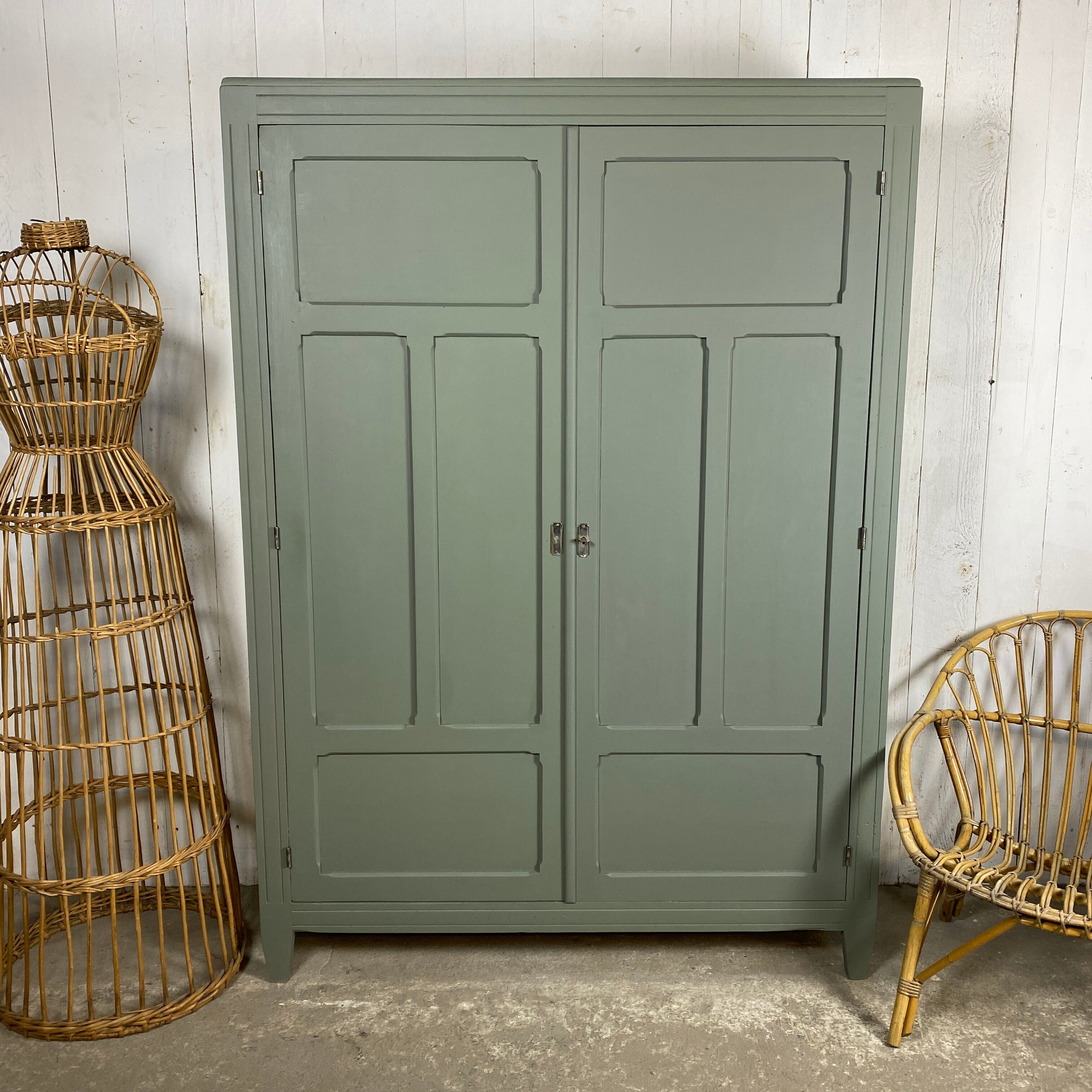Armoire parisienne vert sauge