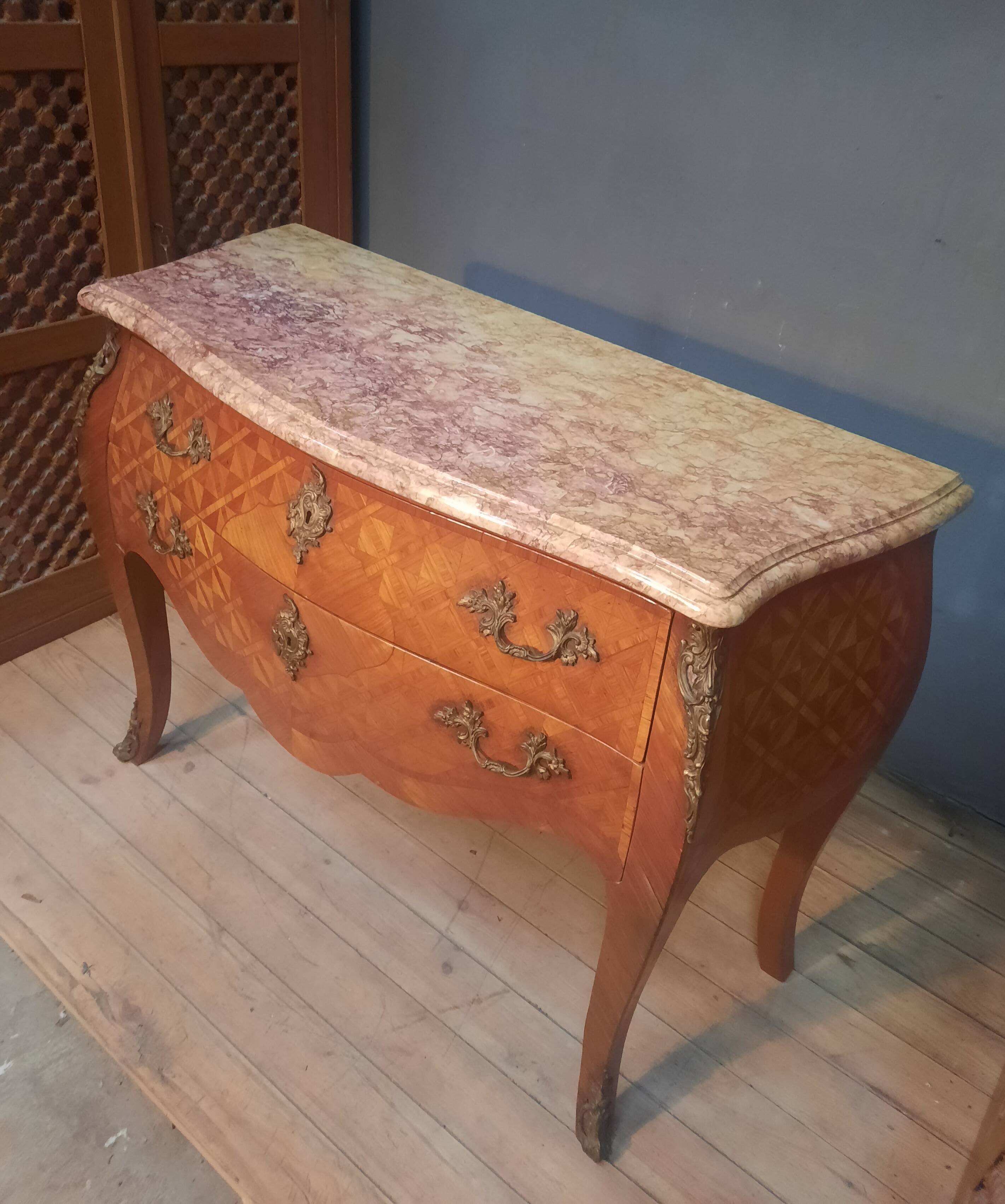 Commode en marquetterie style Louis XV