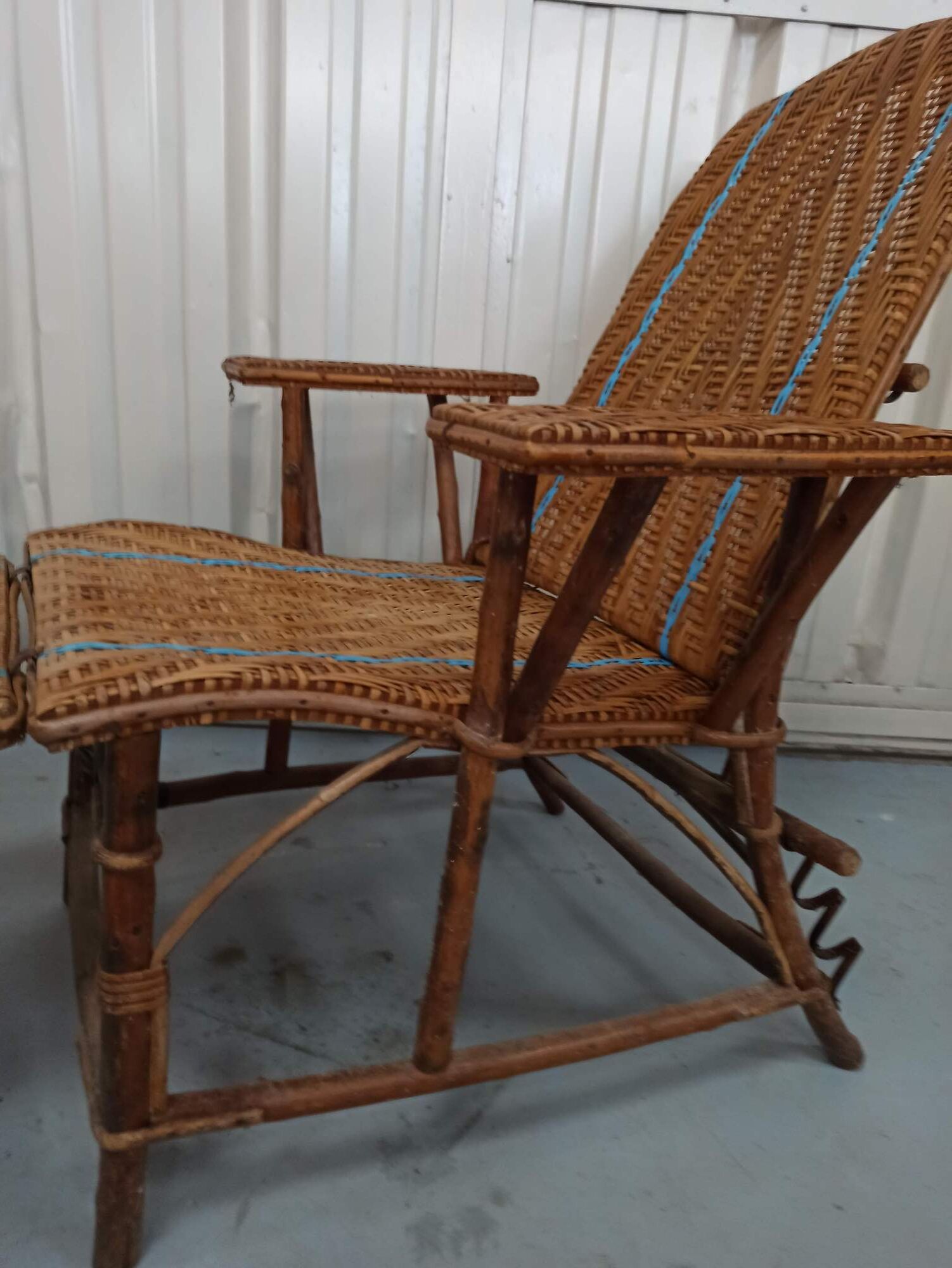 Armchair Sunbathing in wicker rattan wood lounger blue features
