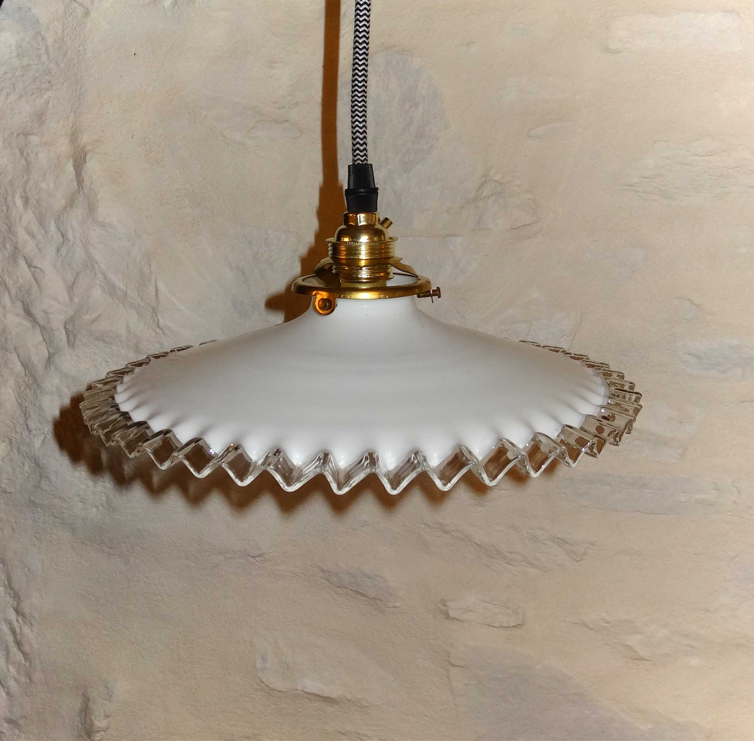 White opaline hanging with edge volante transparant