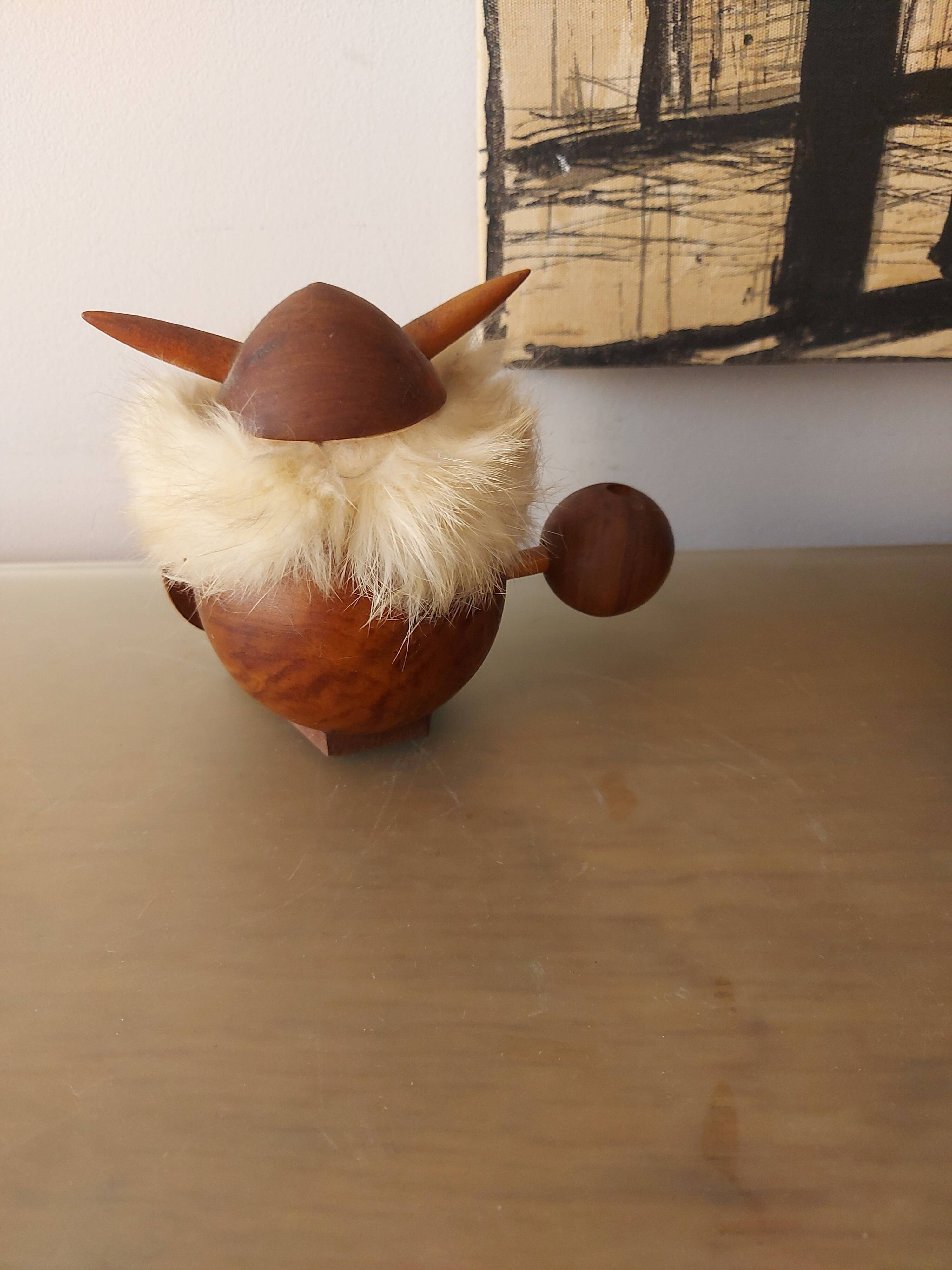 Figurine viking en teck