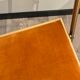 Chaise pliante en velours et laiton