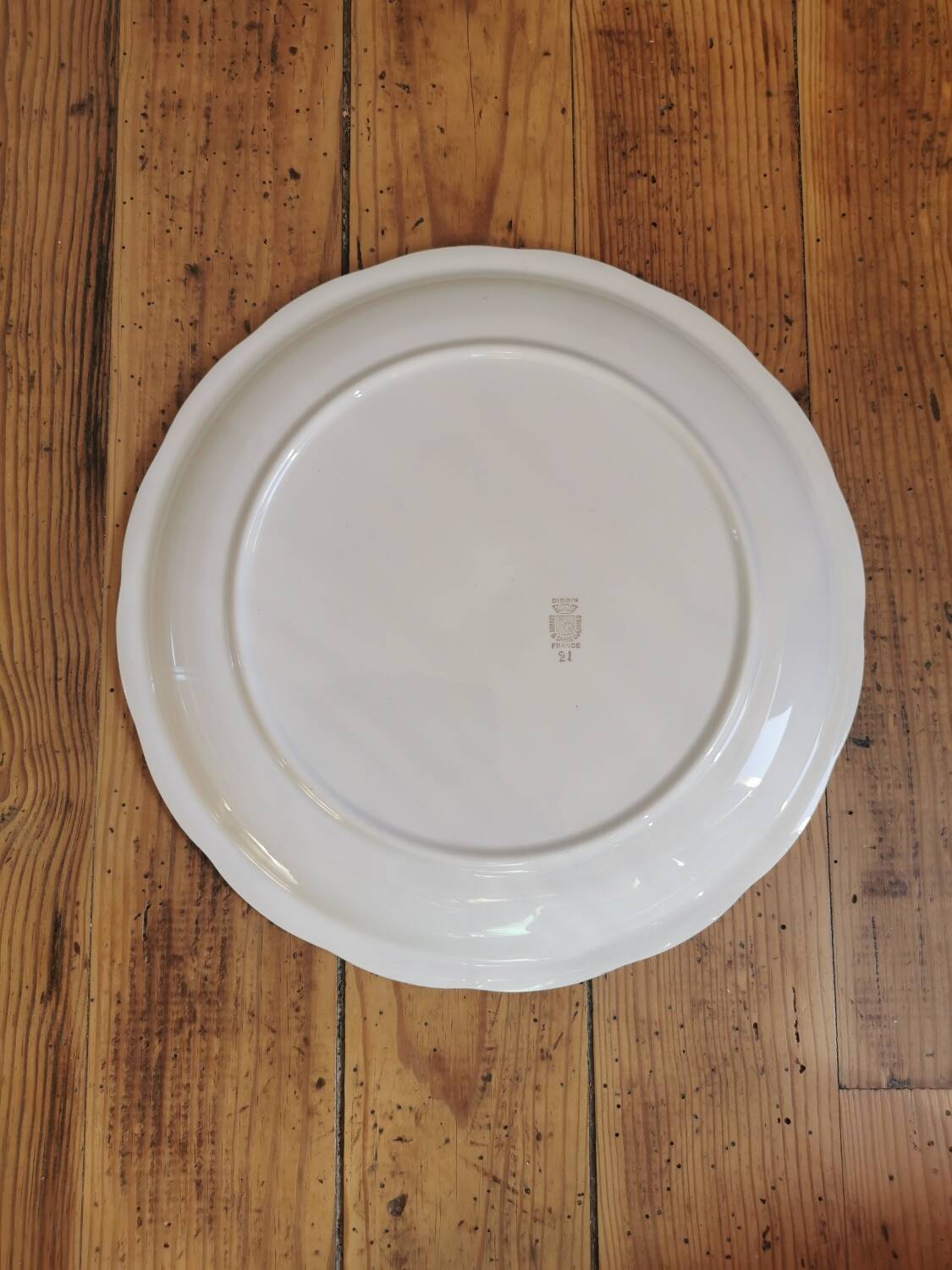 Digoin round dish, basket of flowers