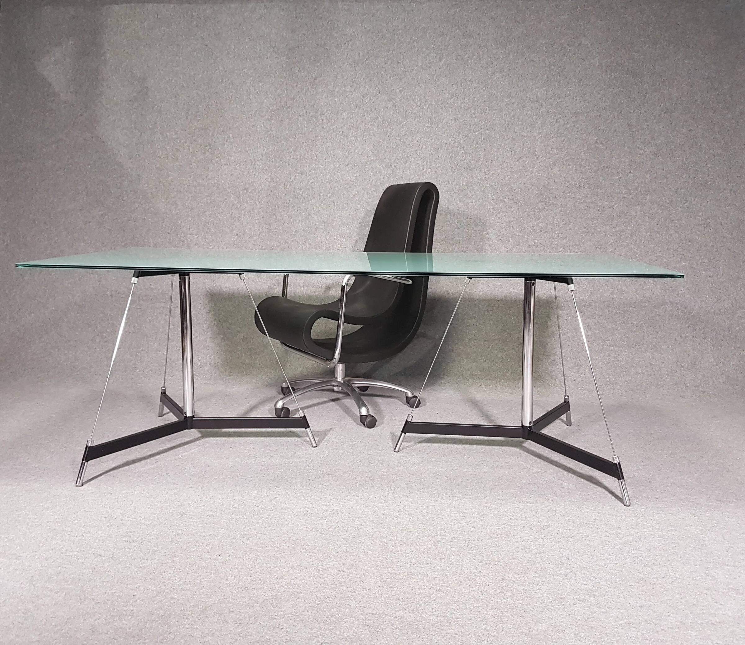 Table tripode italienne / plateau en verre mat / Gabriel Teixidós