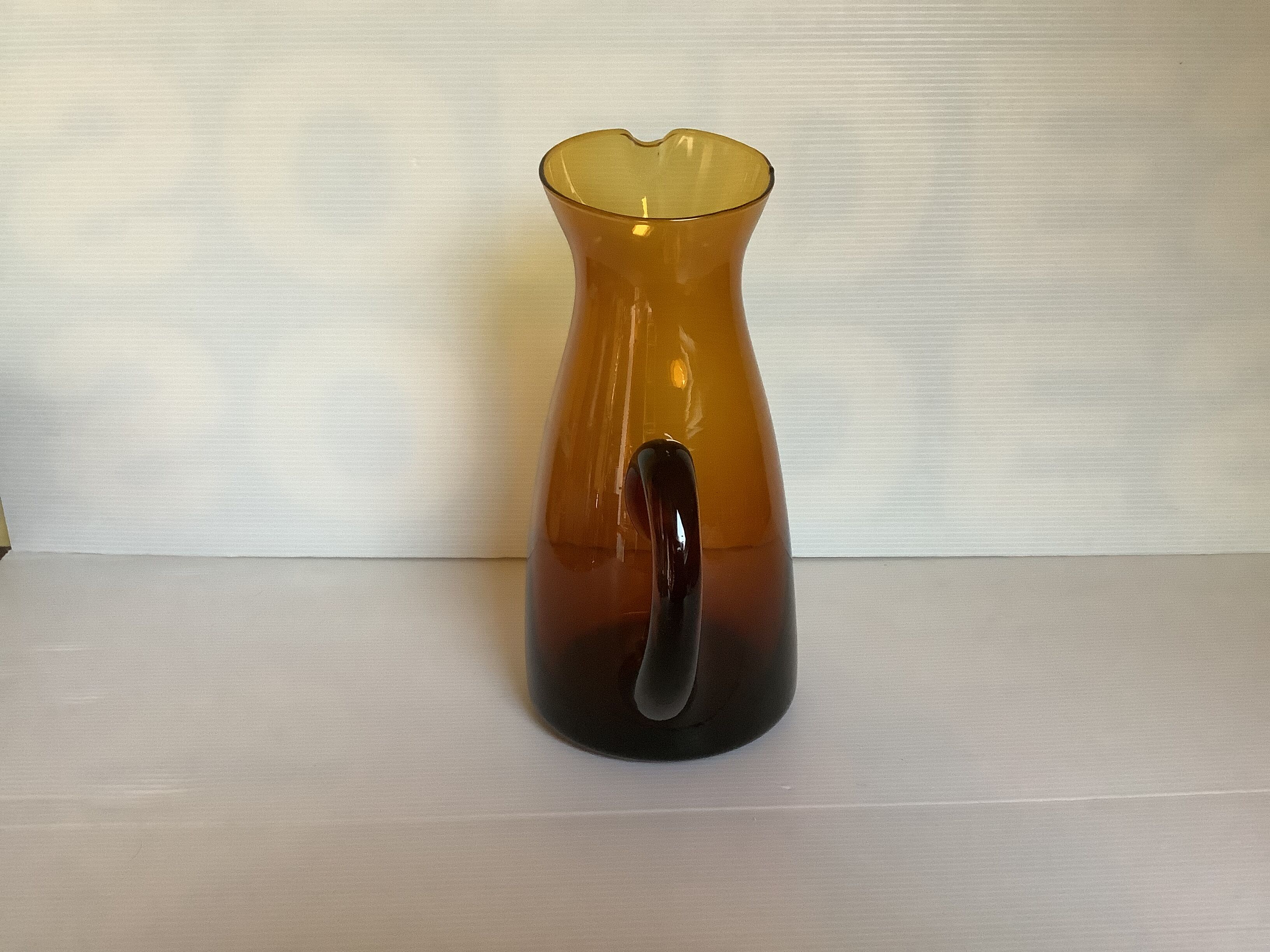 Pichet en verre jaune fumé