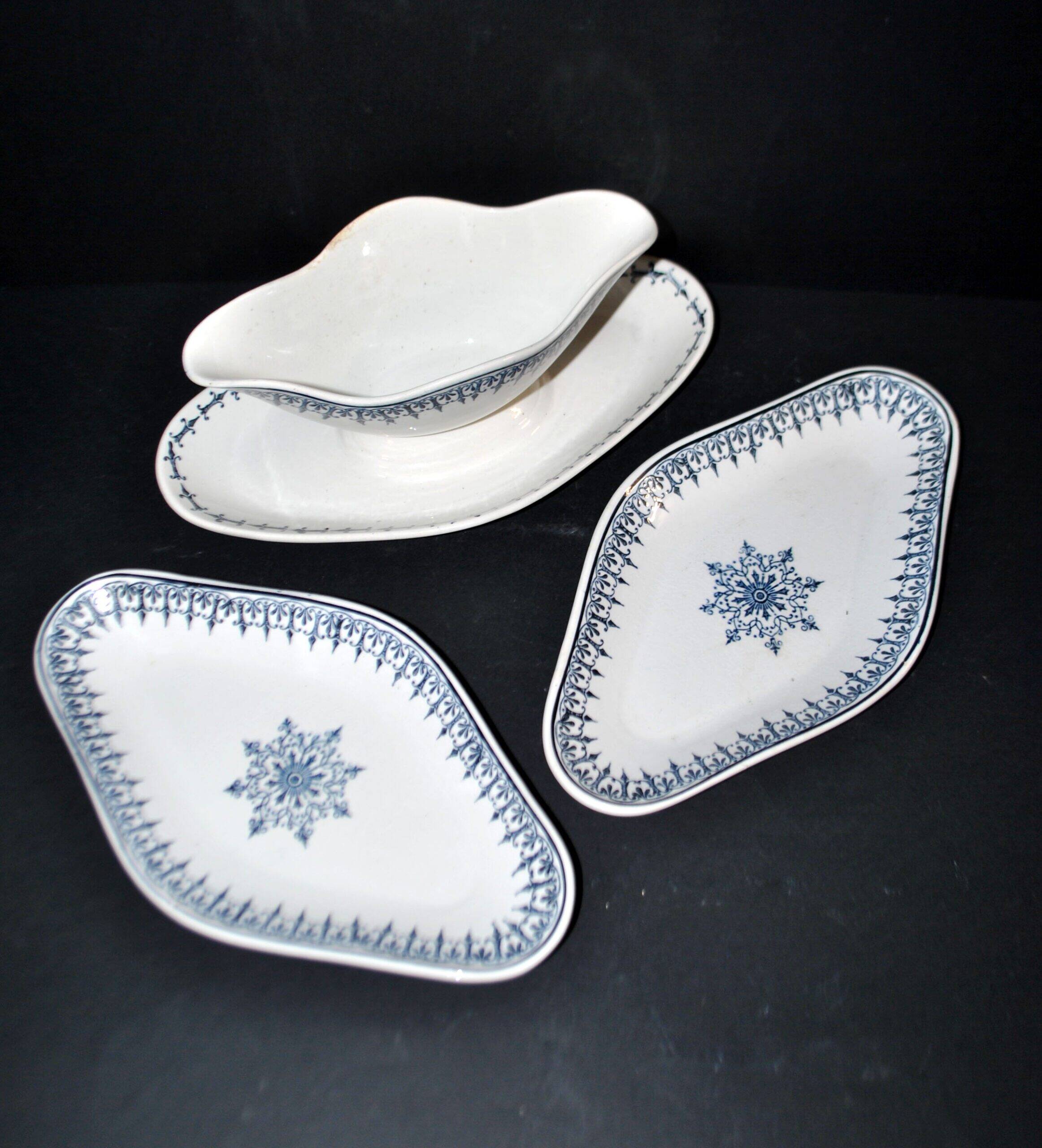 Saint Amand sauce boat and 2 earthenware dishes with navy blue rose decoration Primax
