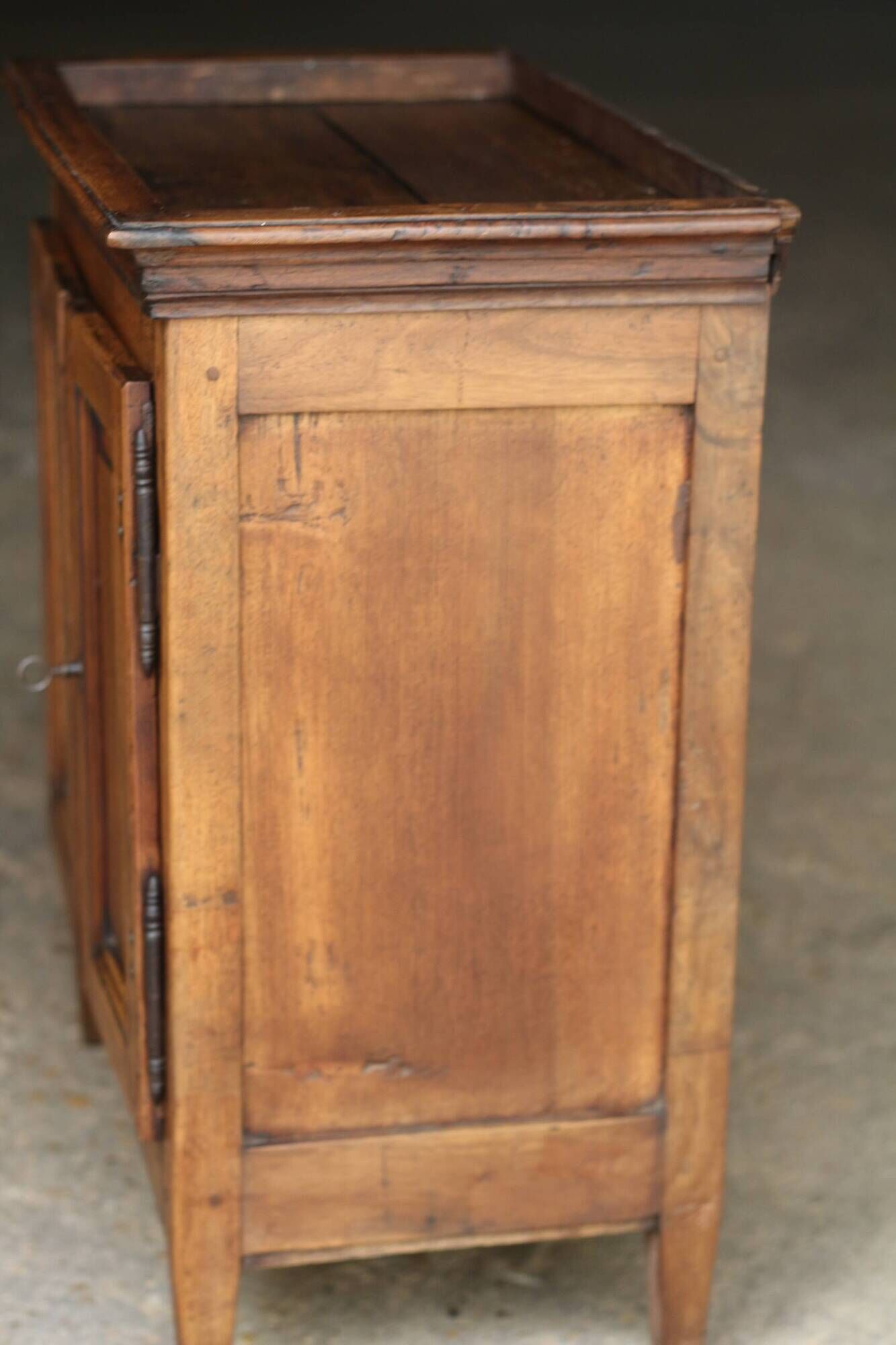 Rare: walnut display cabinet (circa 1900). Very beautiful patina.