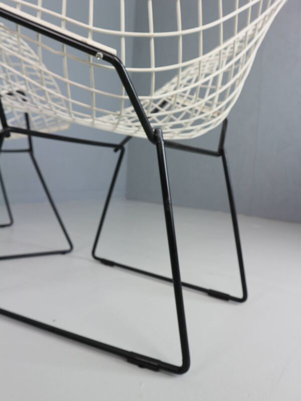 Lot de deux chaises Diamond de Harry Bertoia en métal blanc et noir. Années 60