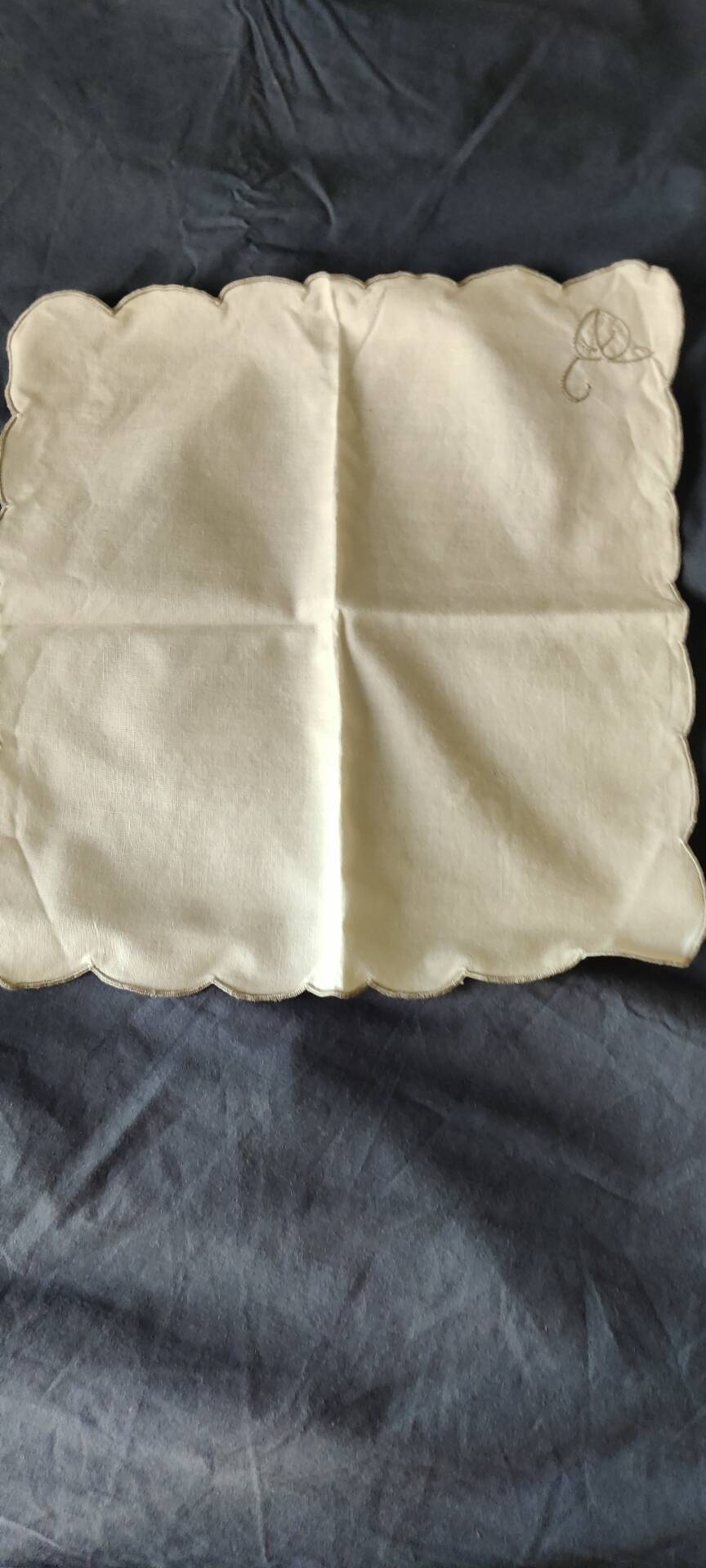 Embroidered tablecloth and its 4 napkins
