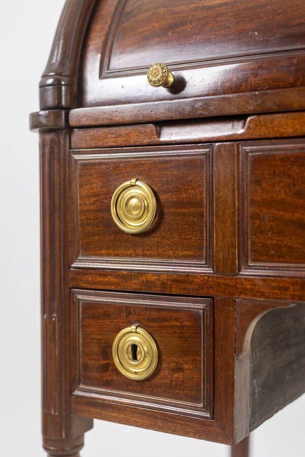 Bureau – ou secrétaire, à cylindre, en acajou. Époque fin XVIIIe.