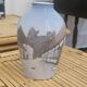 Vase vintage en porcelaine Bing & Grondahl décor vieux Arrhus au chat noir - Danemark années 70
